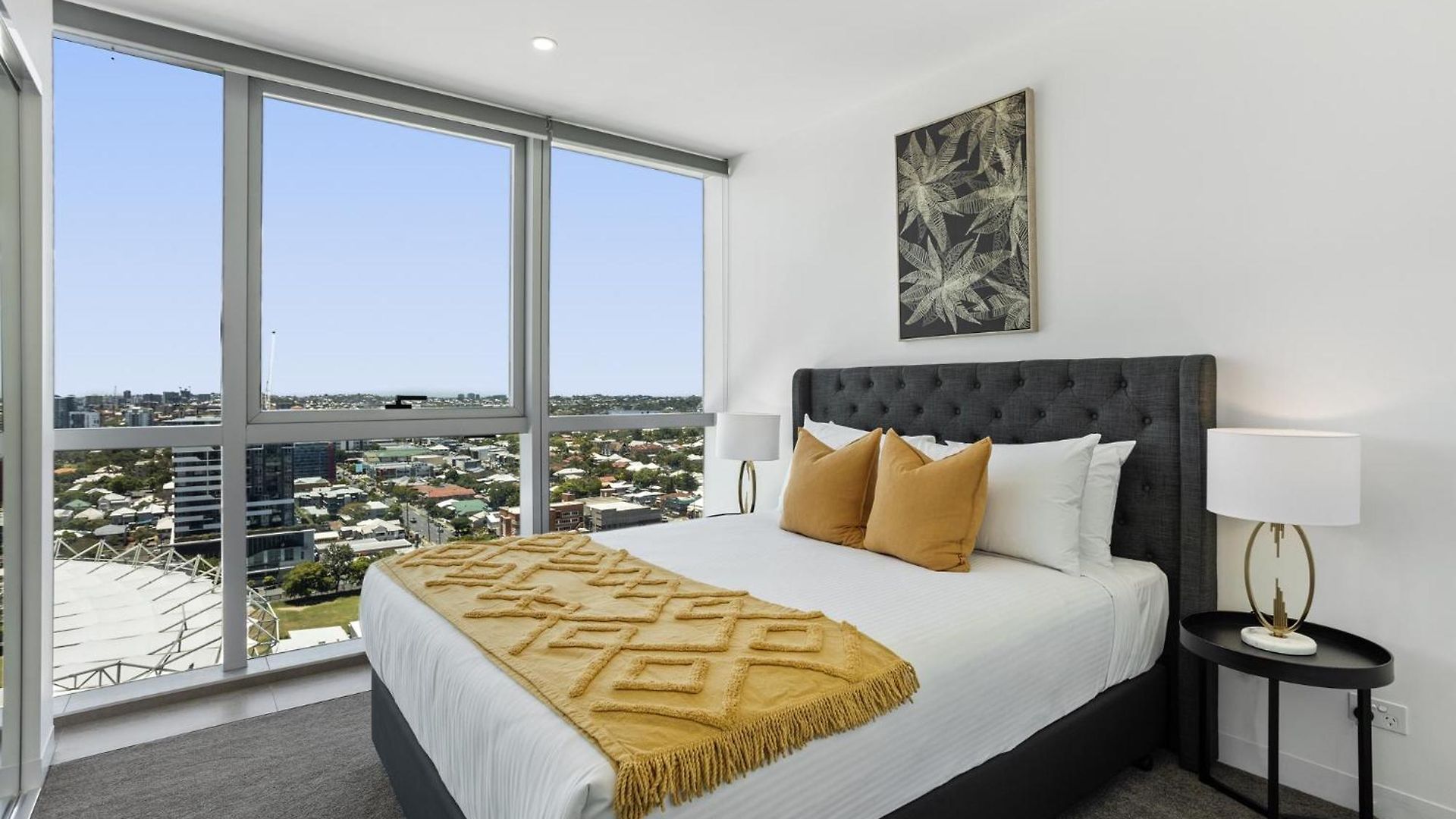 Executive 2-bed With Stadium View, Great Amenities *