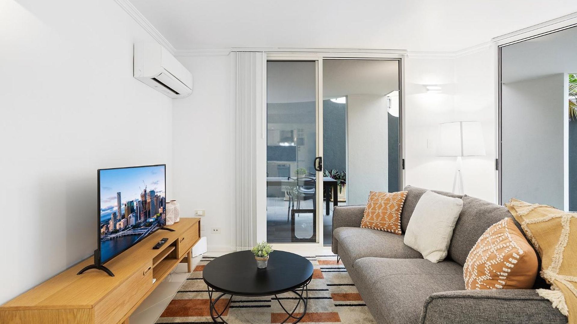 Comfy 2-bed With Pool And Secure Parking Apartment