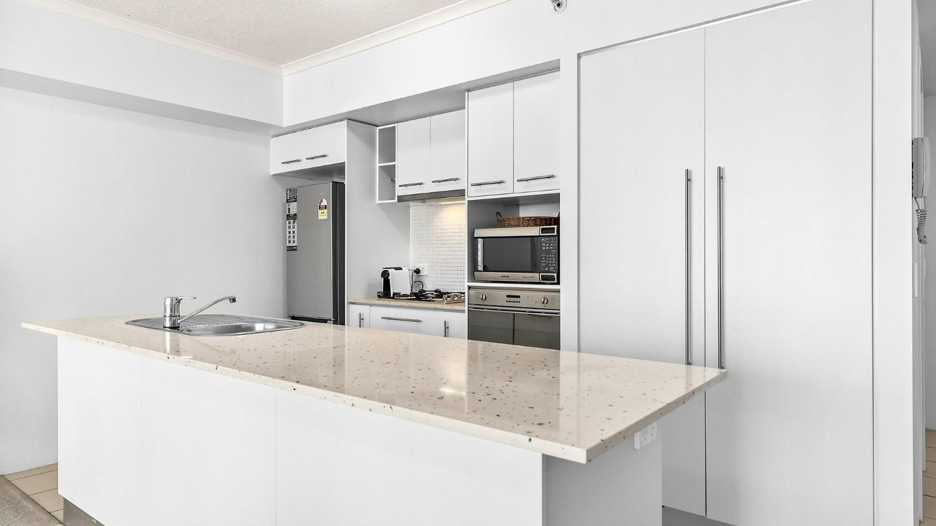 Apartment 1-bed Centre With Pool, Bbq & Gym *
