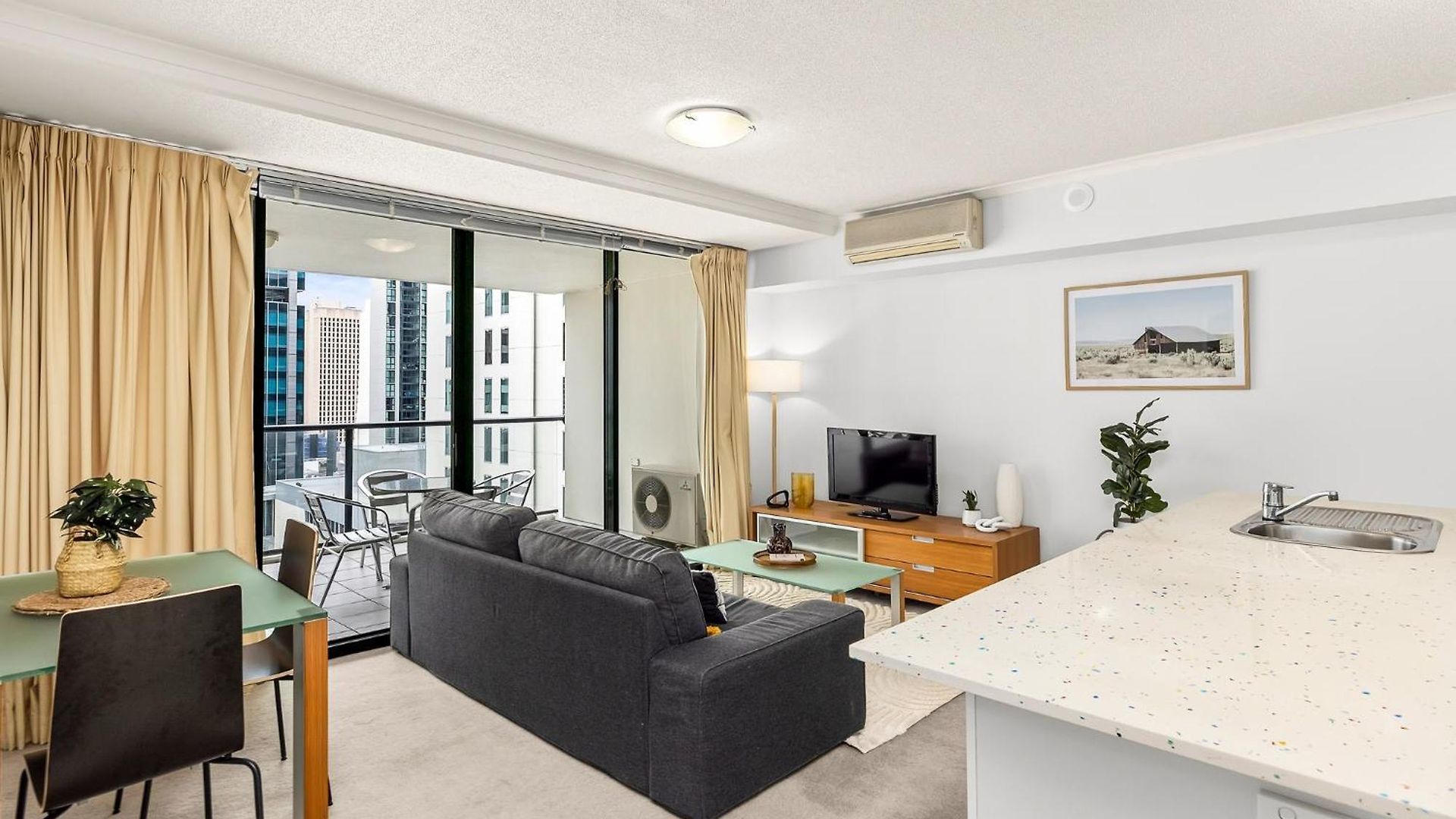 1-bed Centre With Pool, Bbq & Gym
