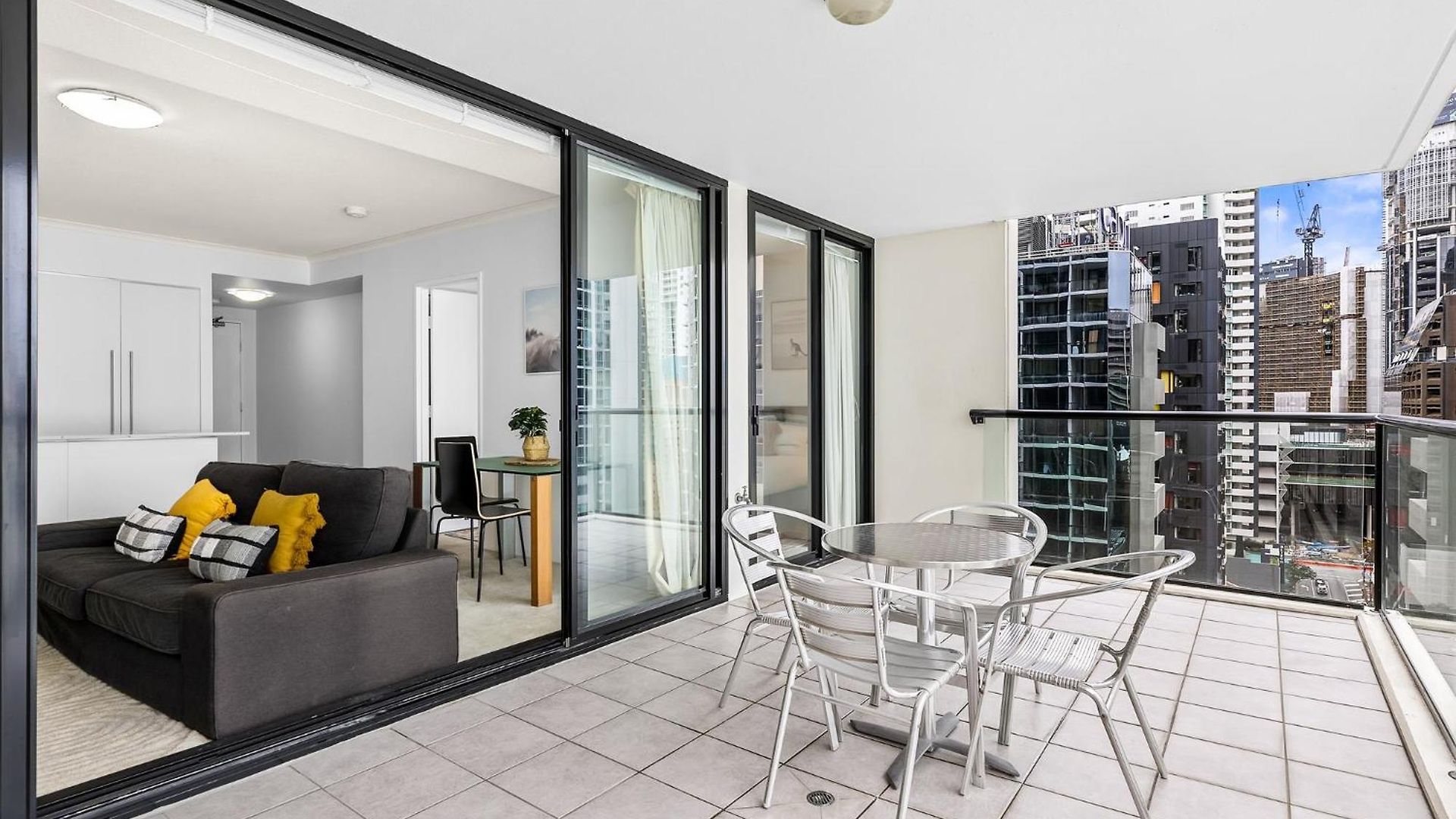 Apartment 1-bed Centre With Pool, Bbq & Gym *
