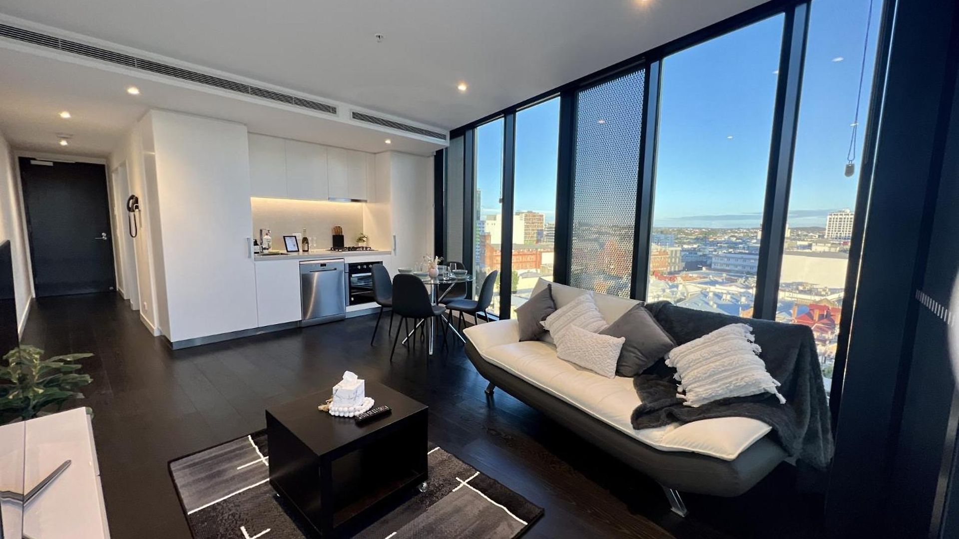 Stylish 1-bed With Pool, Gym & Free Parking