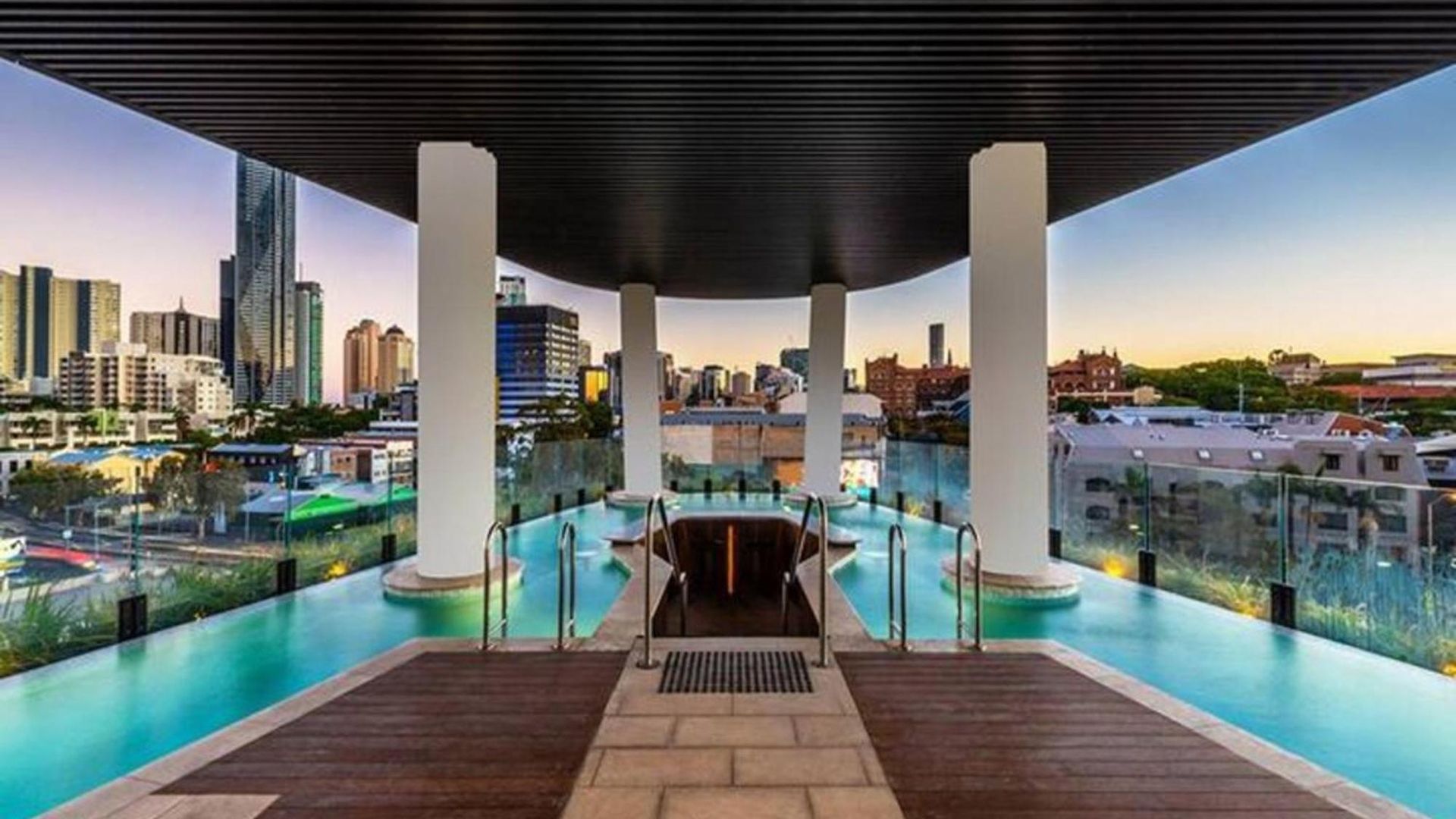 Stylish 1-bed With Pool, Gym & Free Parking Apartment