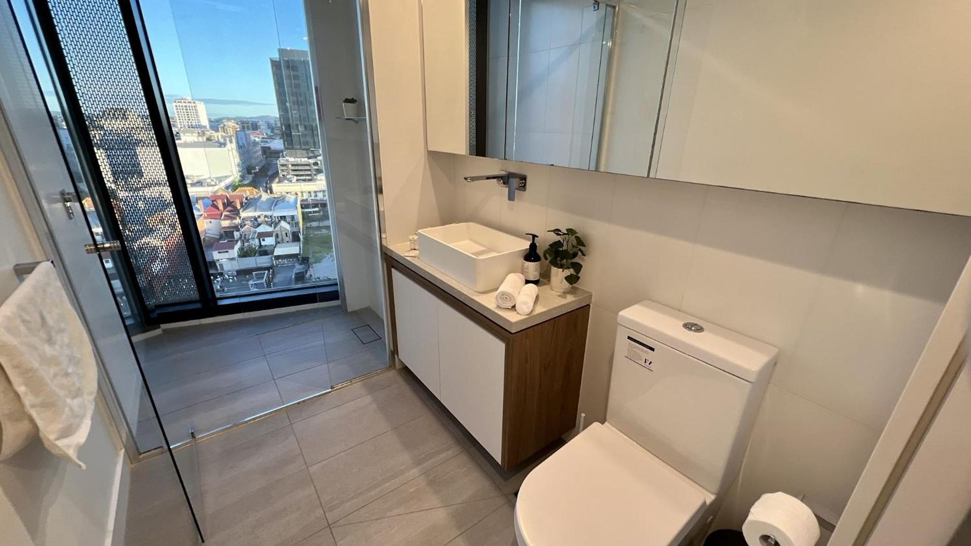 Stylish 1-bed With Pool, Gym & Free Parking *