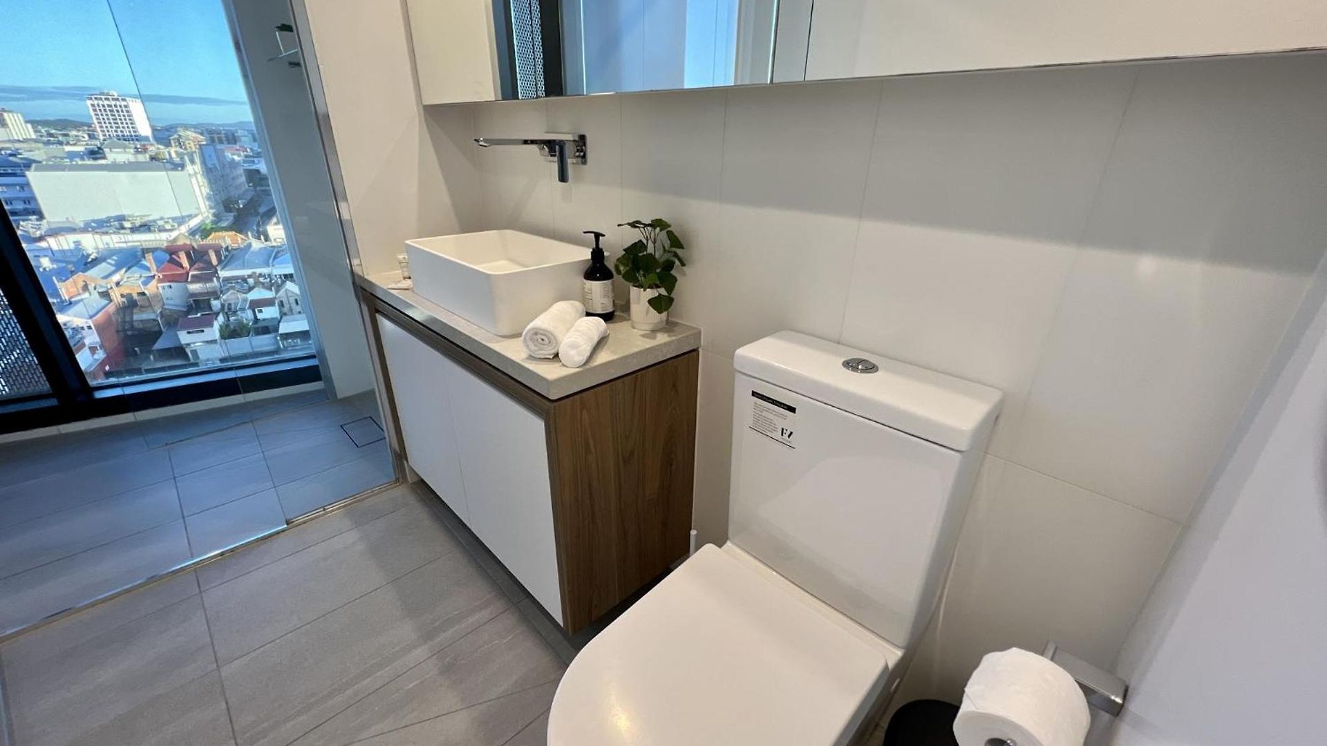 Stylish 1-bed With Pool, Gym & Free Parking