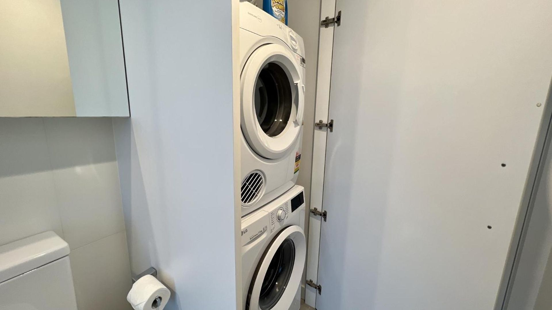 Stylish 1-bed With Pool, Gym & Free Parking Apartment