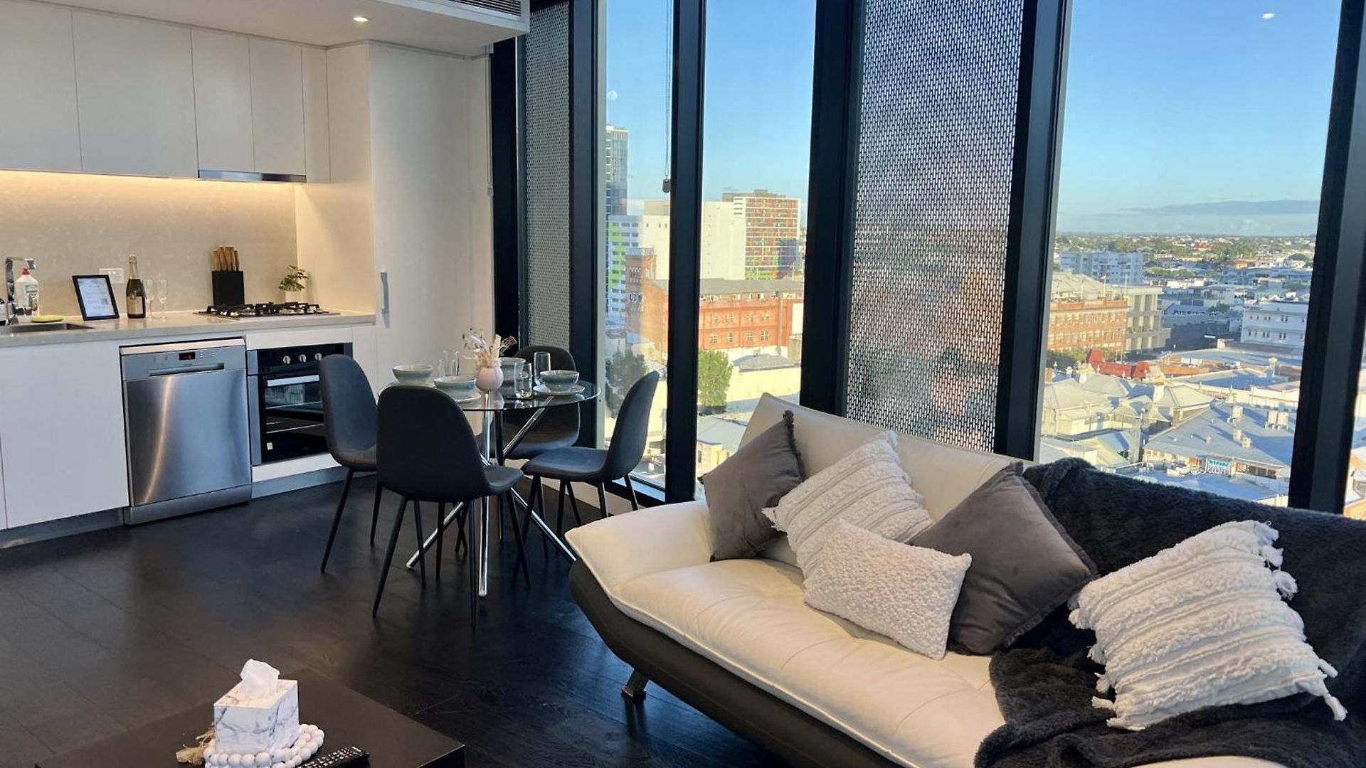 Stylish 1-bed With Pool, Gym & Free Parking Apartment *