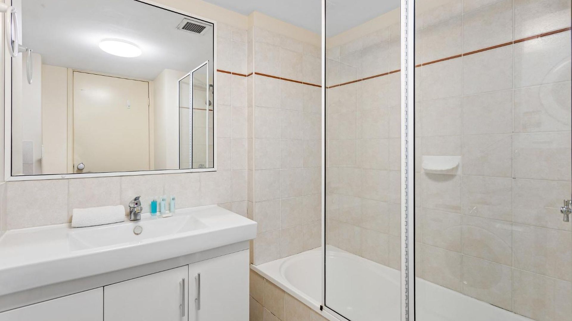 Albion Convenient Hideaway With Parking & Balcony * Brisbane