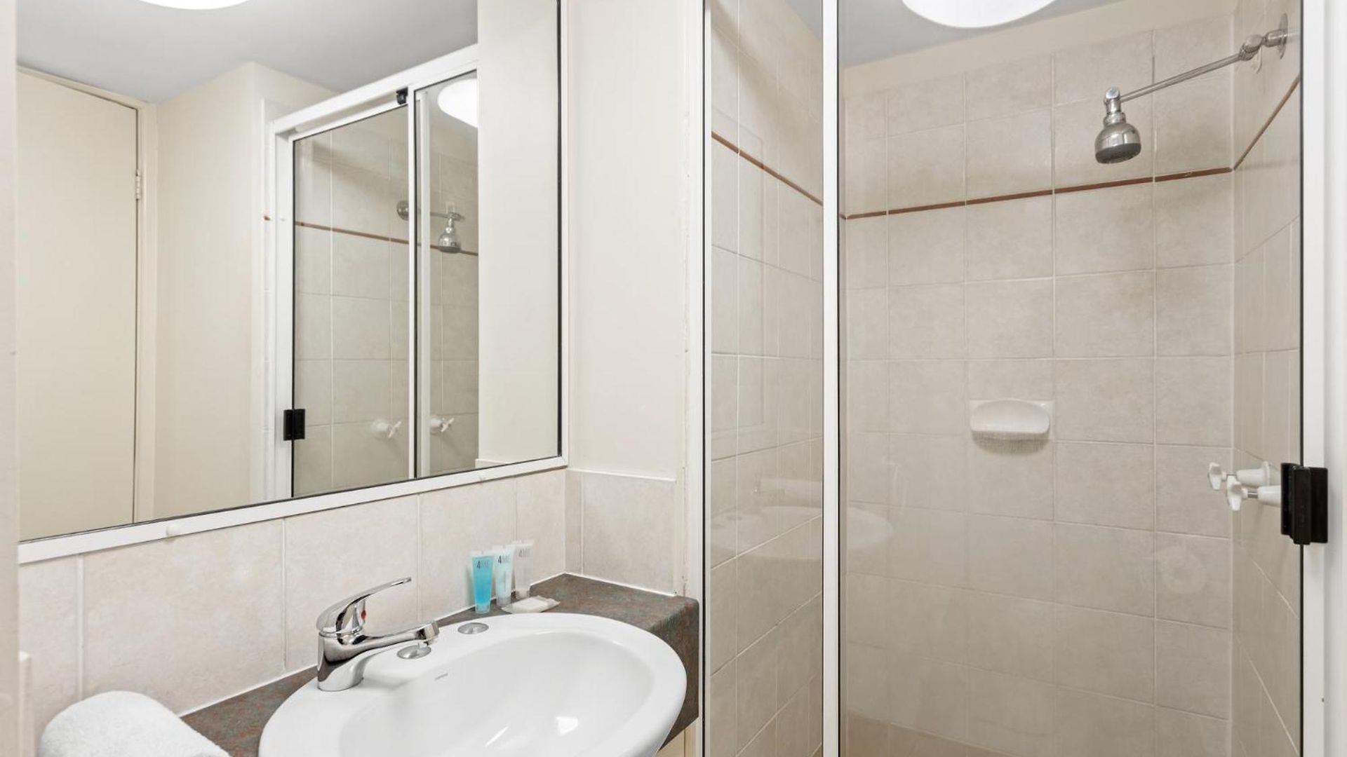 Albion Convenient Hideaway With Parking & Balcony Apartment *