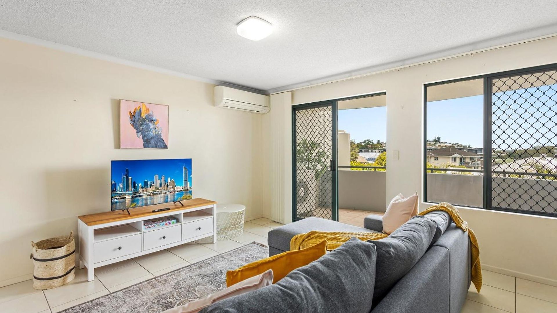Albion Convenient Hideaway With Parking & Balcony Apartment