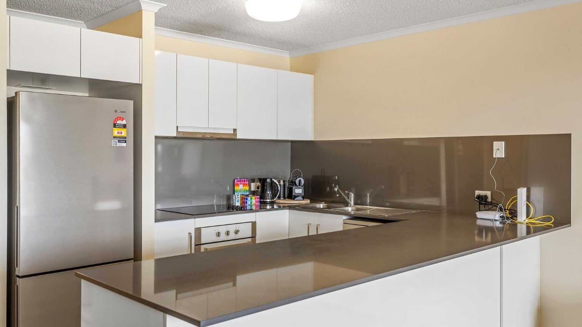 Albion Convenient Hideaway With Parking & Balcony Apartment