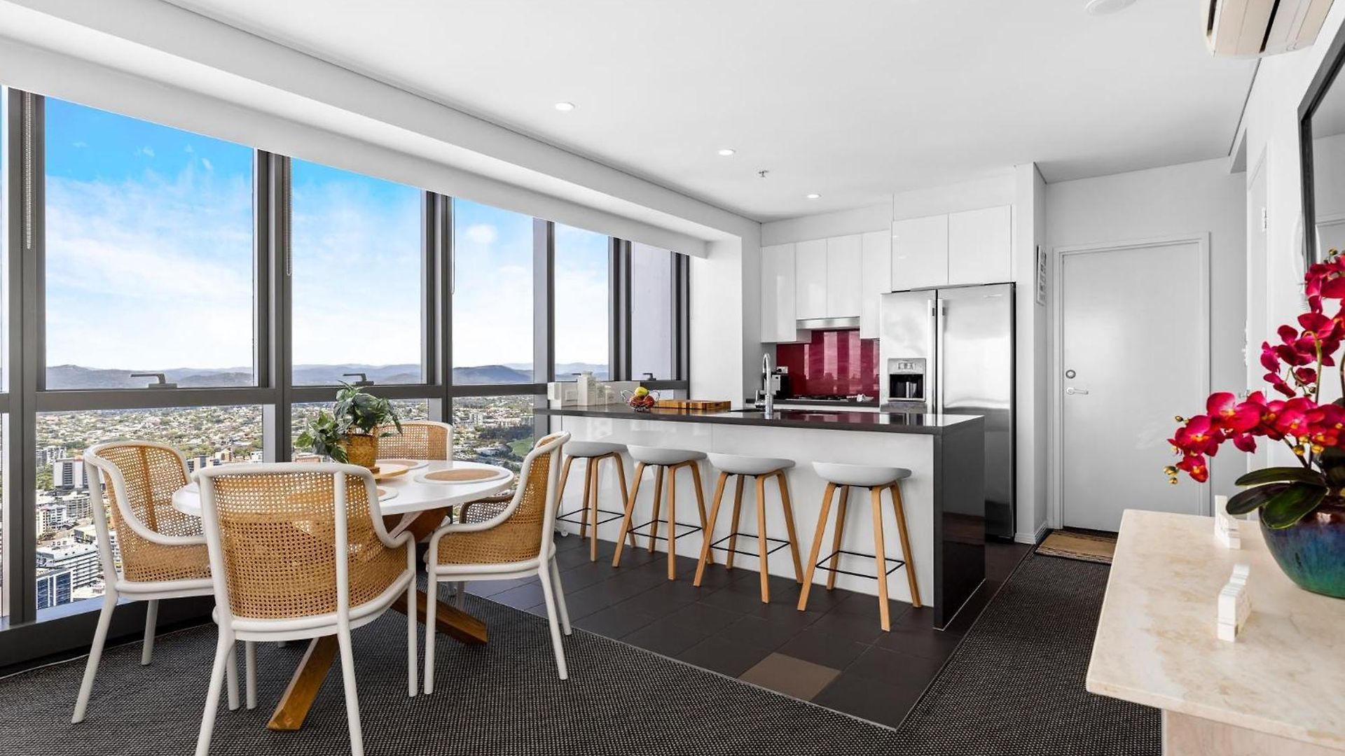 Stunning River View 2-bed With Pool, Sauna And Gym Apartment *