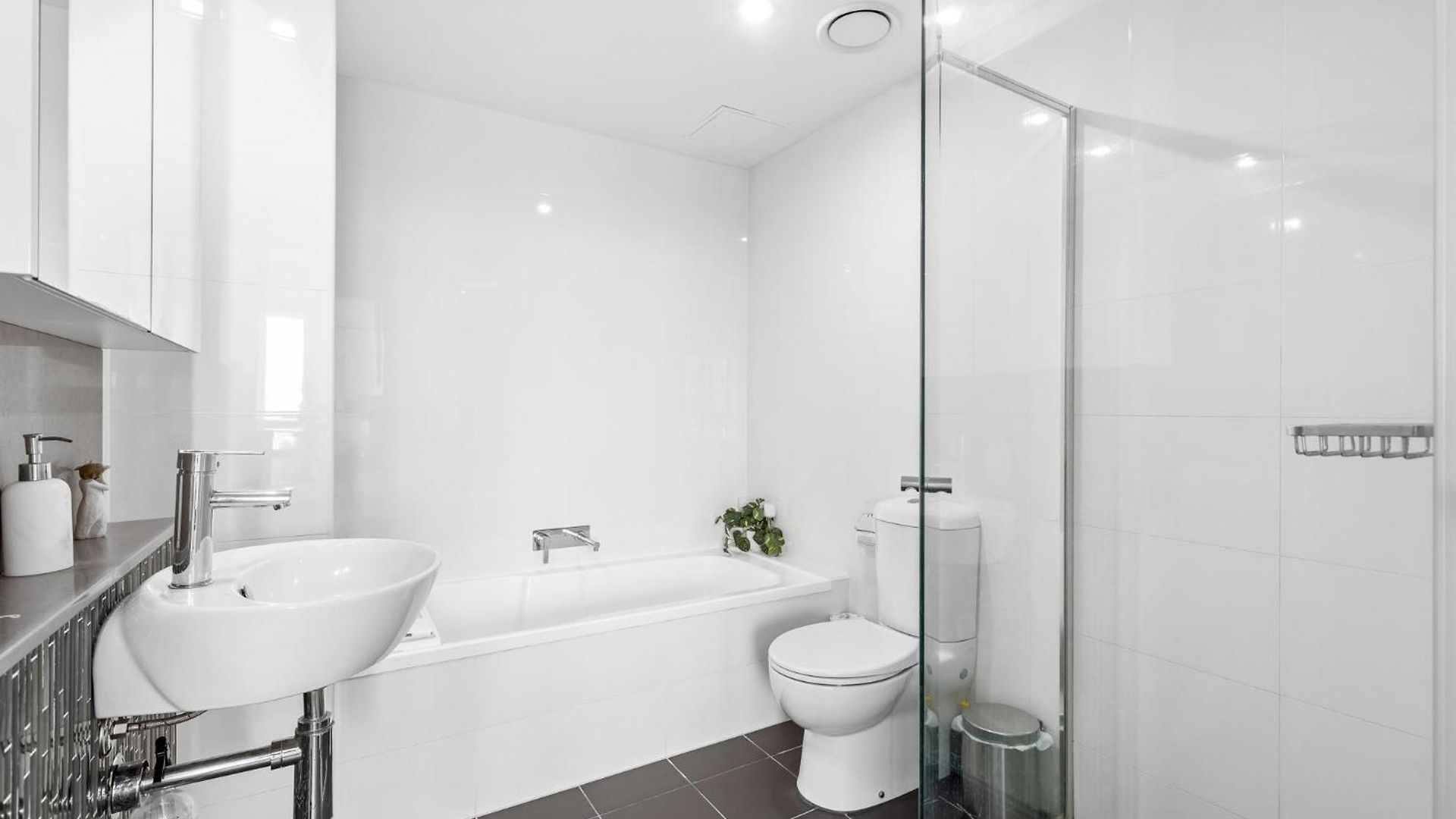 Stunning River View 2-bed With Pool, Sauna And Gym *