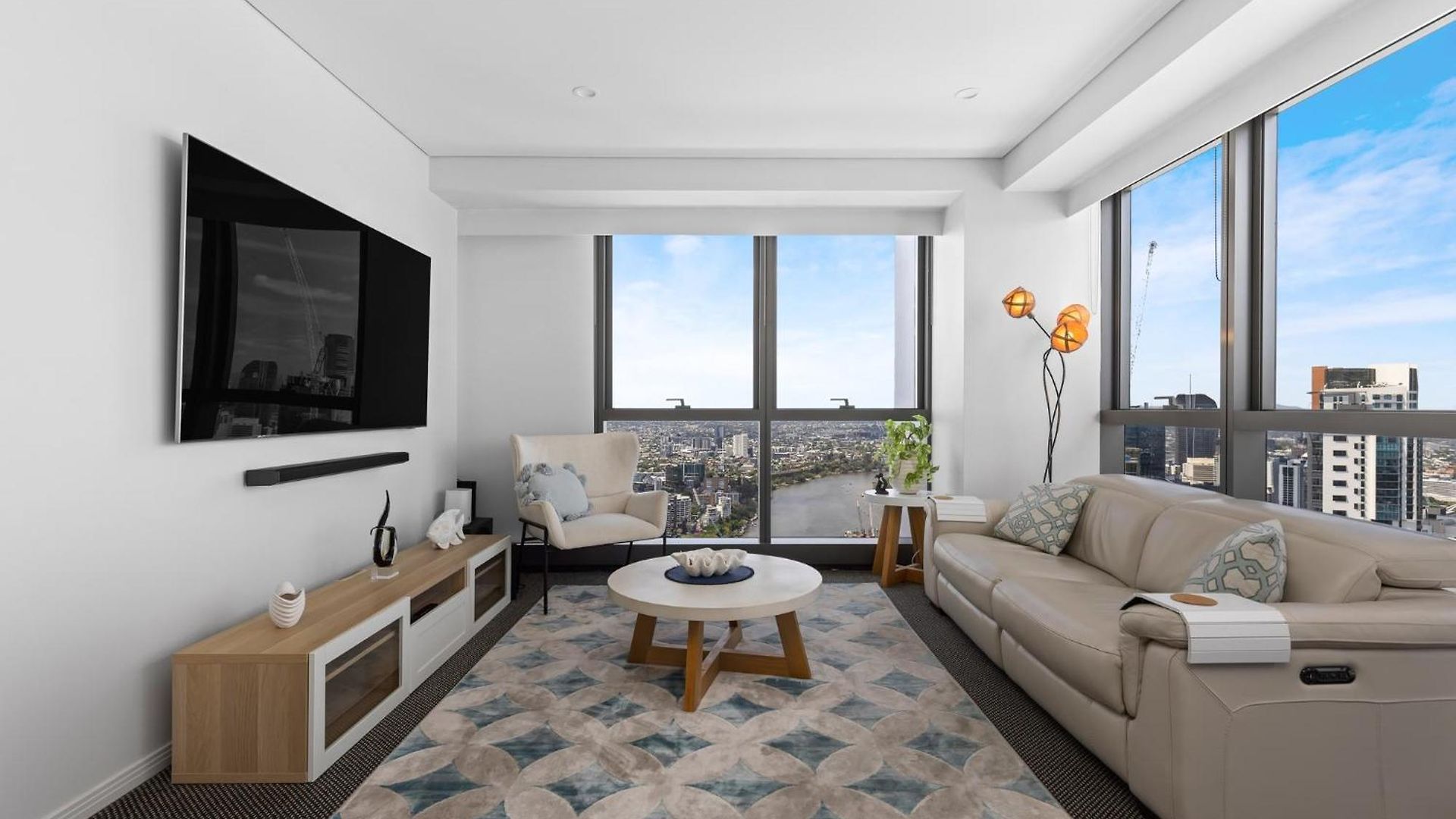 Stunning River View 2-bed With Pool, Sauna And Gym Apartment
