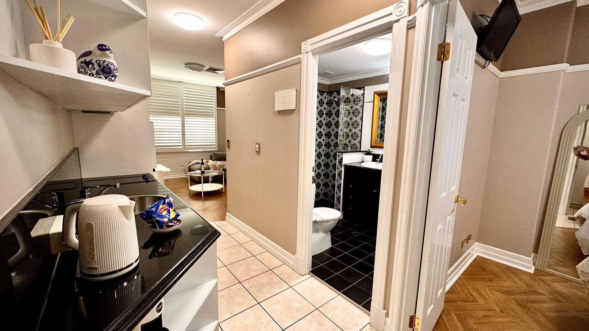 Convenience And Comfort 1br Walk To Queen St Mall Apartment *