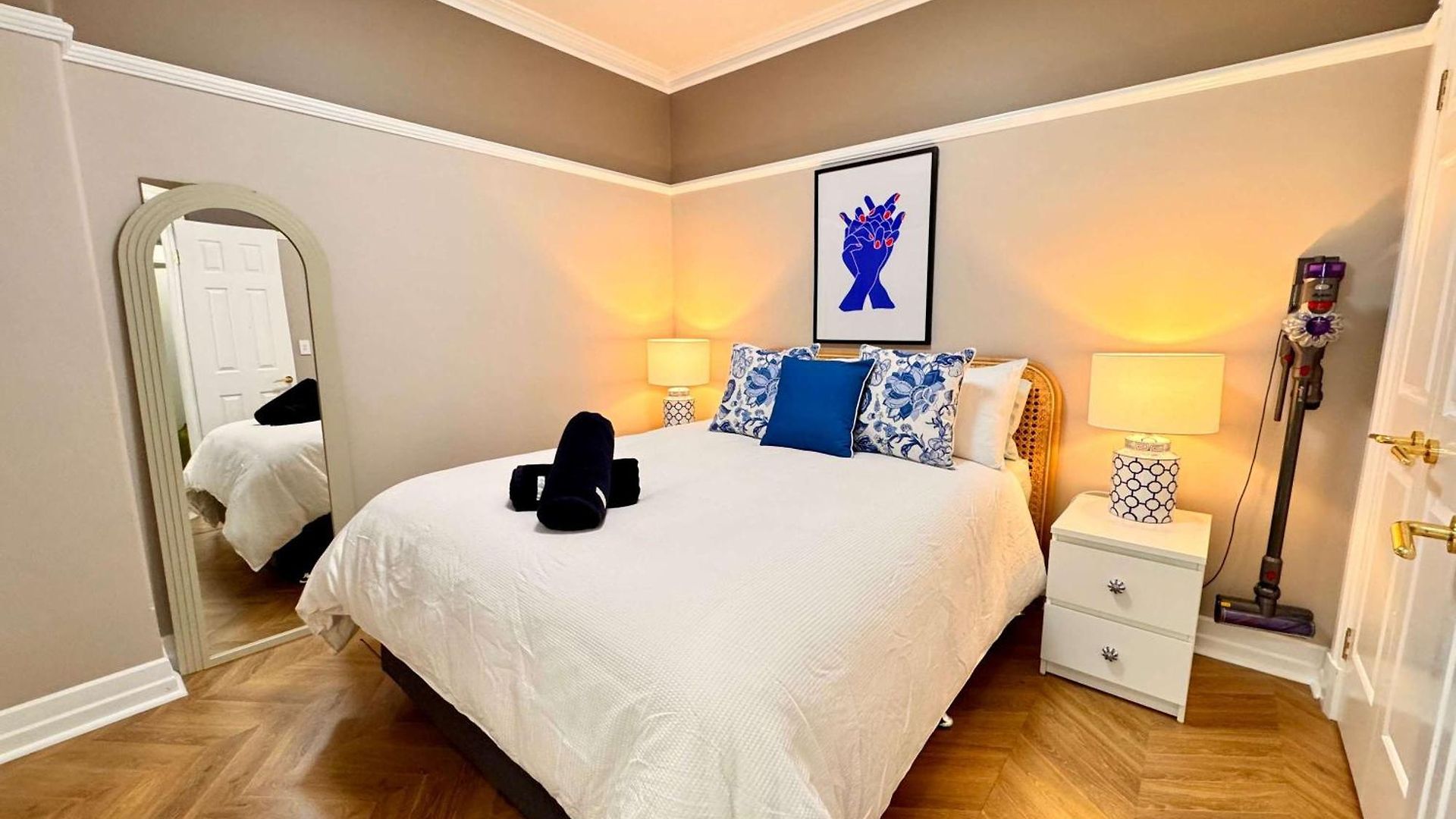Apartment Convenience And Comfort 1br Walk To Queen St Mall *