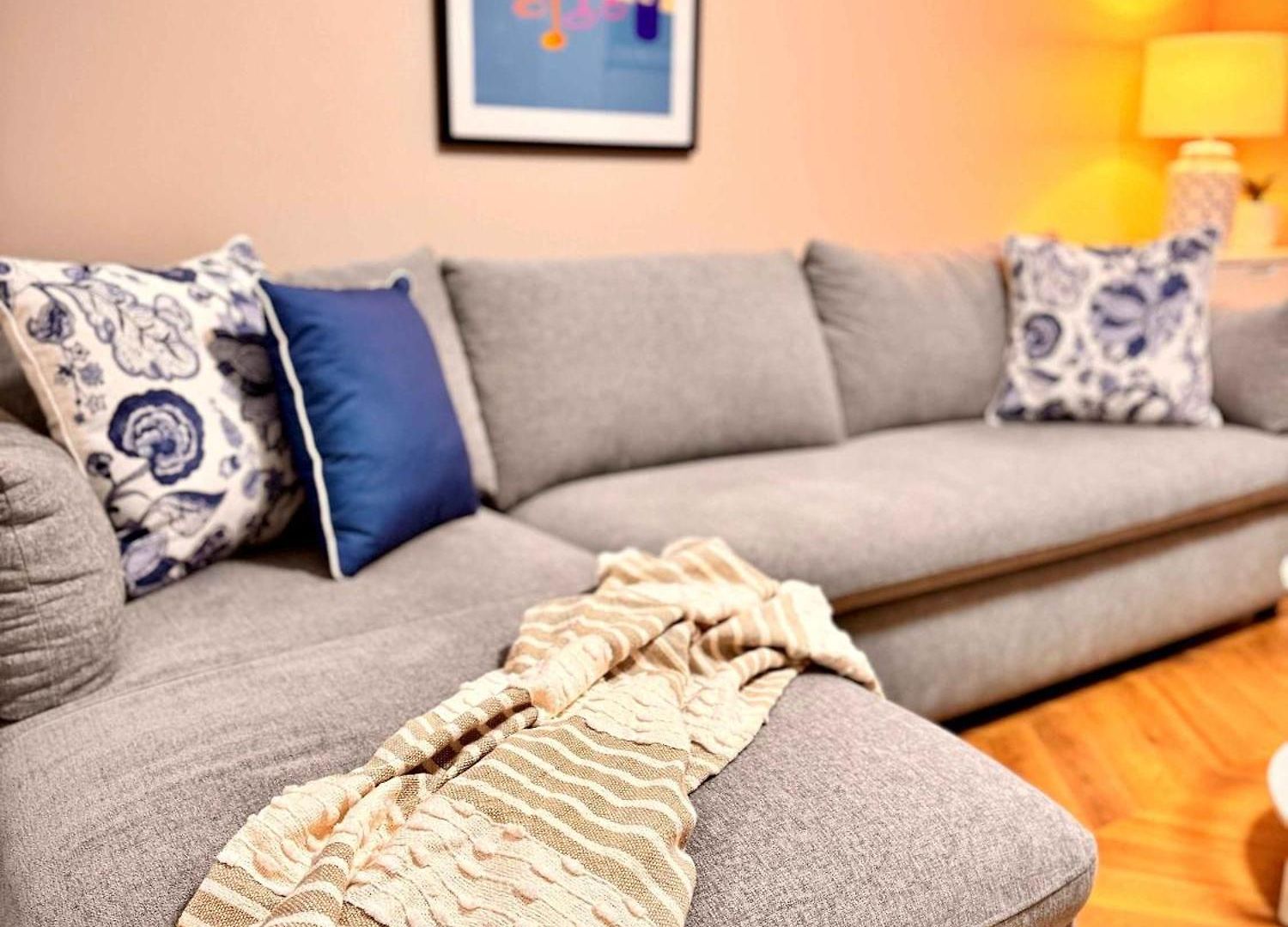 Convenience And Comfort 1br Walk To Queen St Mall Apartment *