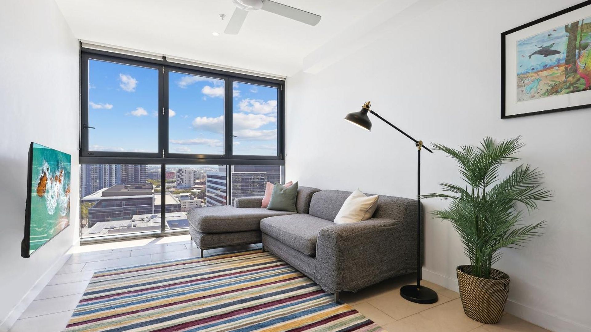 Contemporary 1-bed With Pool Near River Apartment