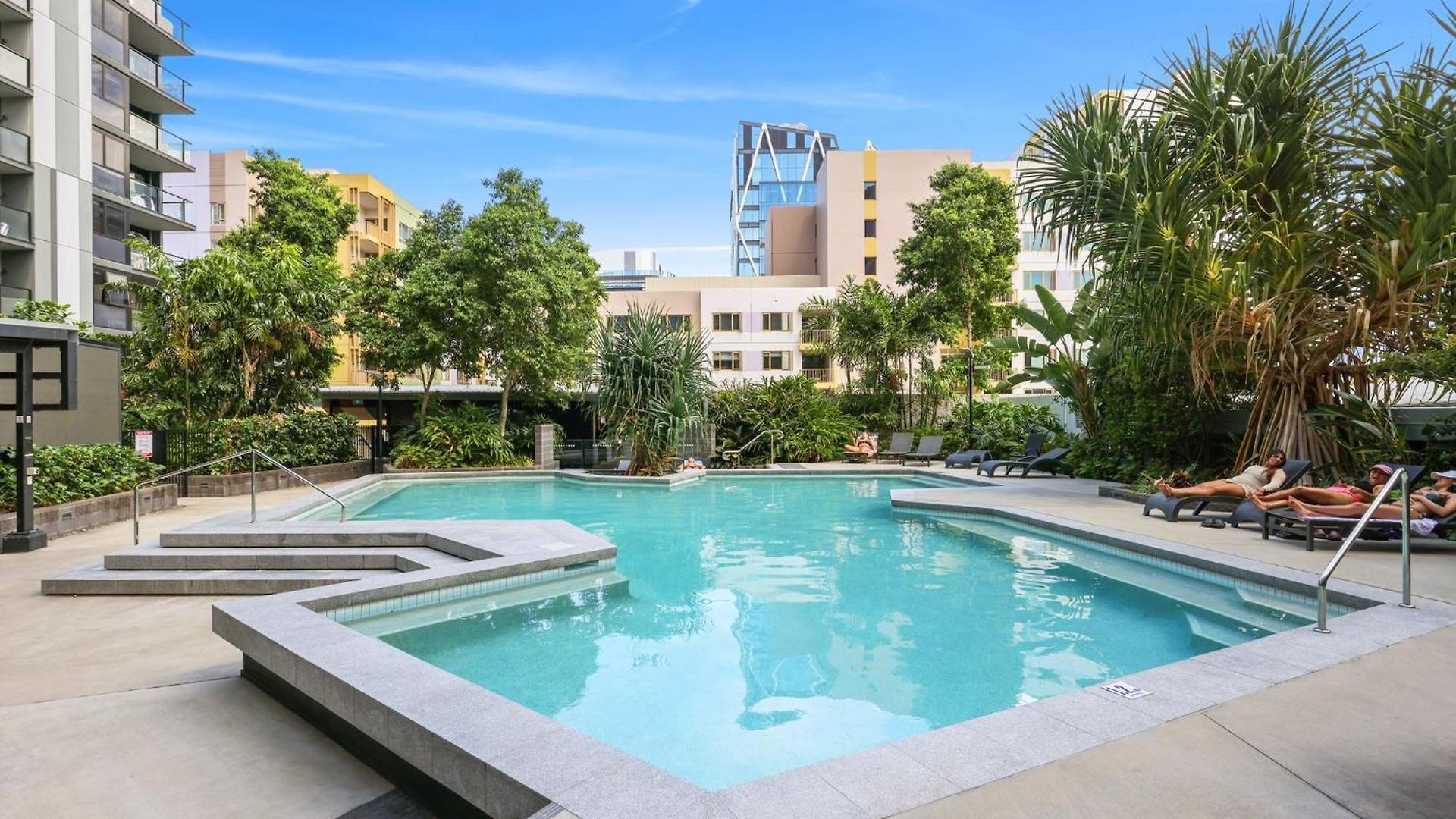 Cosy 2-bed With Pool Bbq Area And Secure Parking *