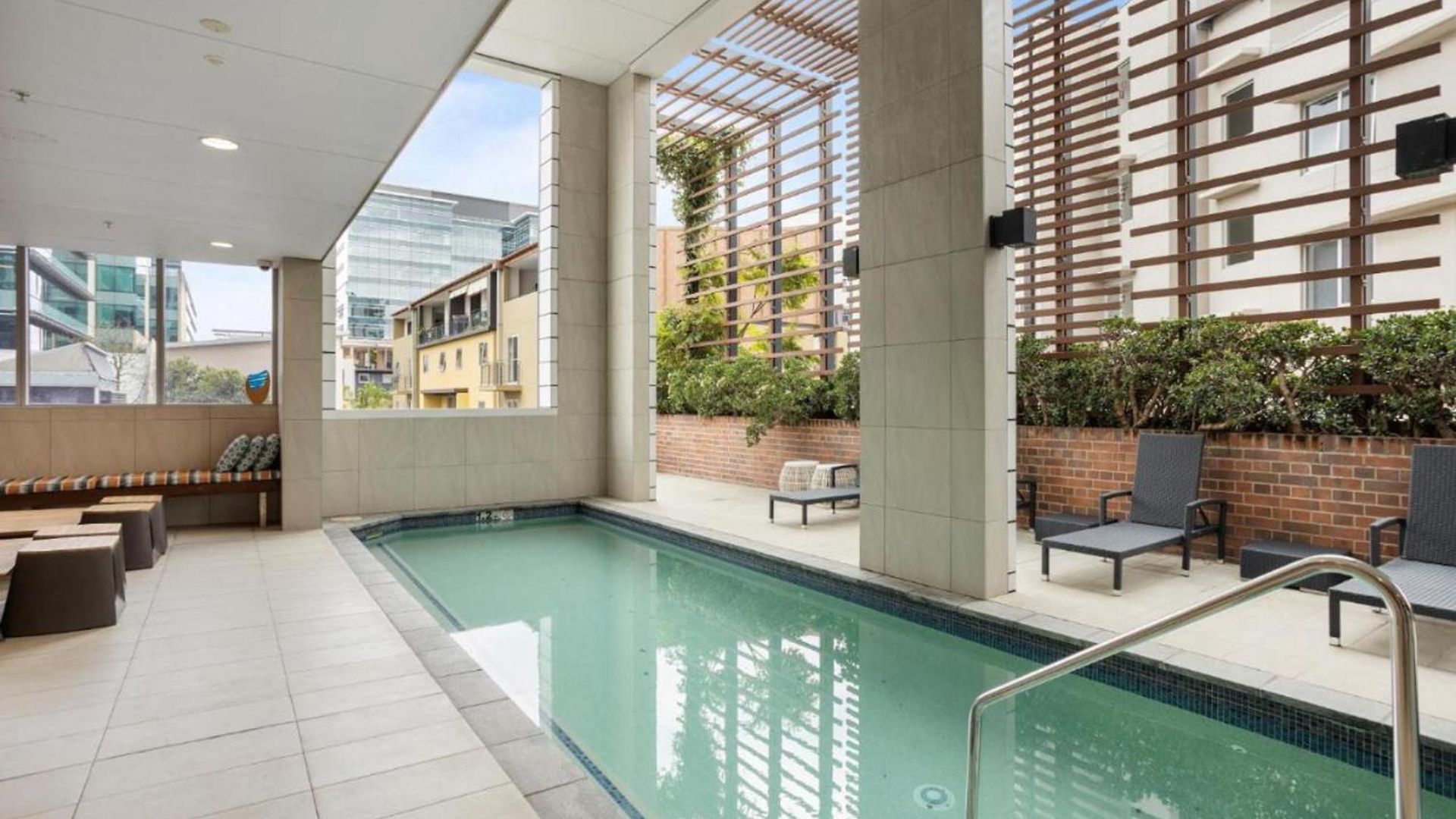 Contemporary 1-bed With Pool Near River Apartment