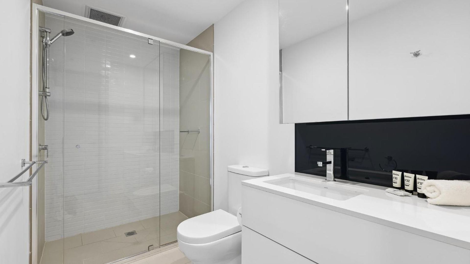Contemporary 1-bed With Pool Near River