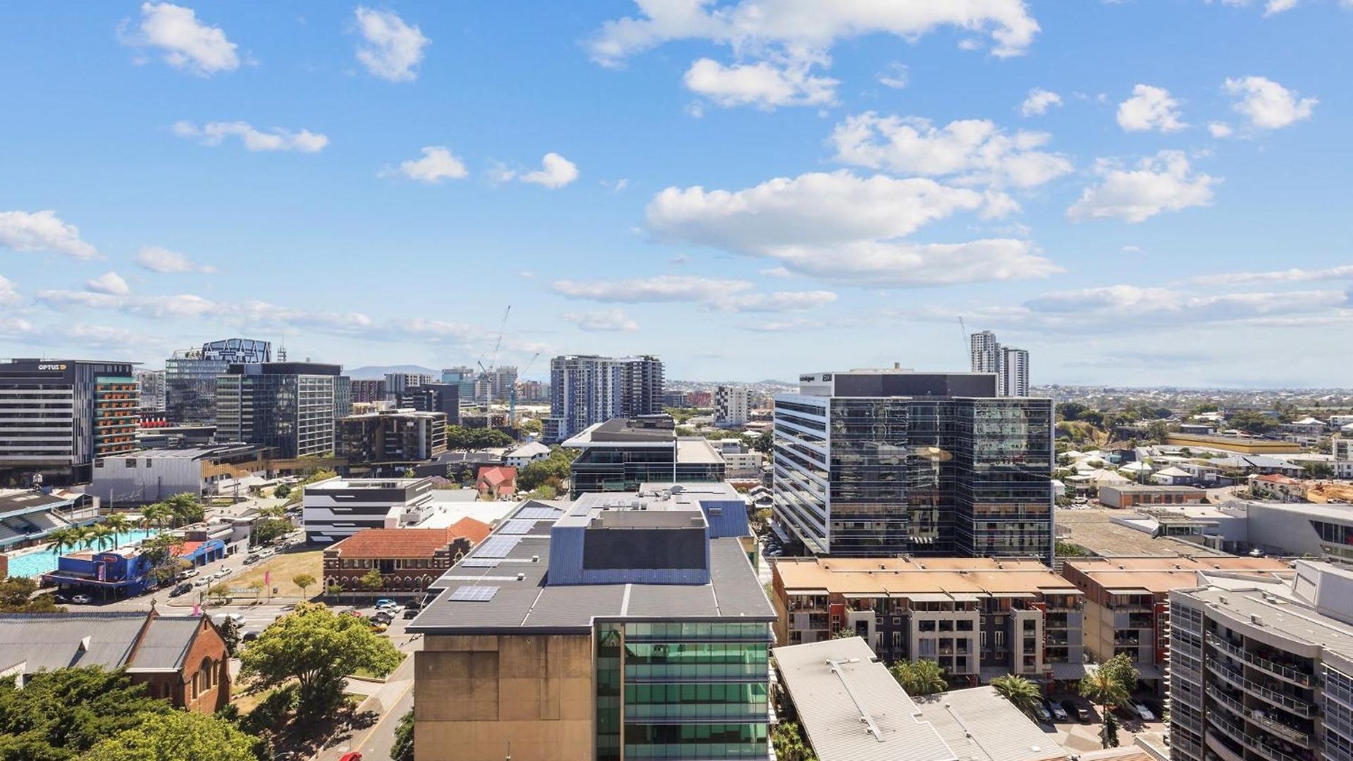 Contemporary 1-bed With Pool Near River Apartment *