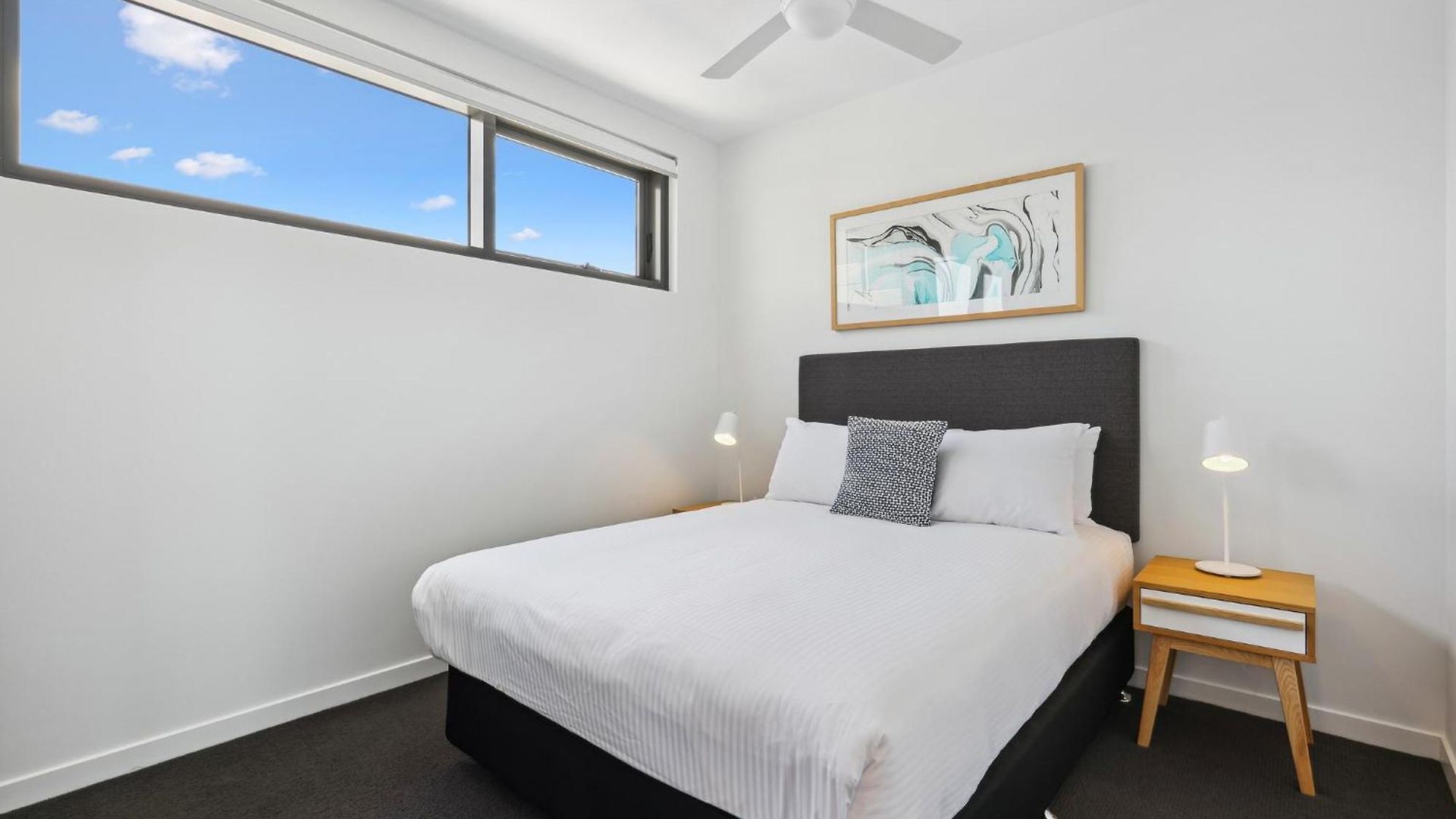 Chic 2-Bed With Rooftop Pool Overlooking The City *