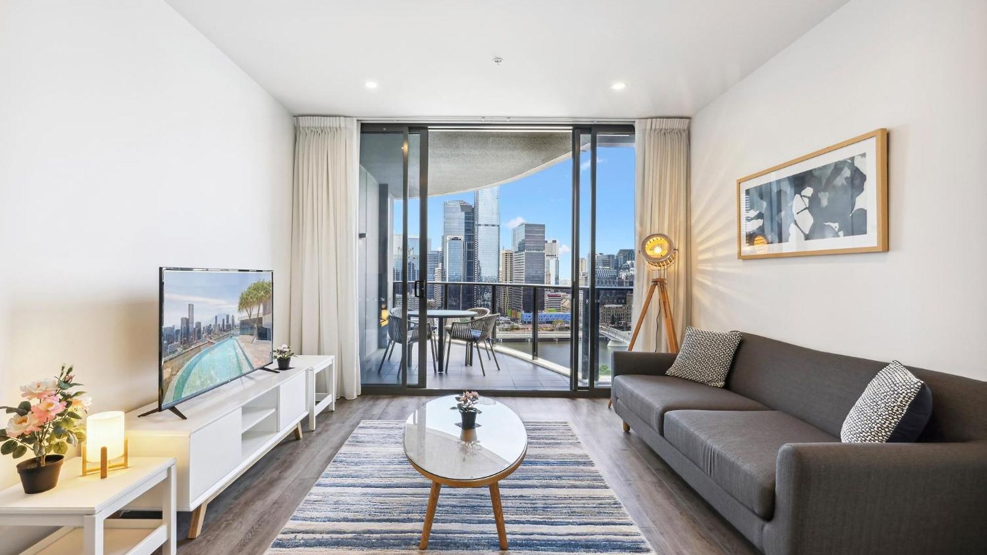Chic 2-Bed With Rooftop Pool Overlooking The City
