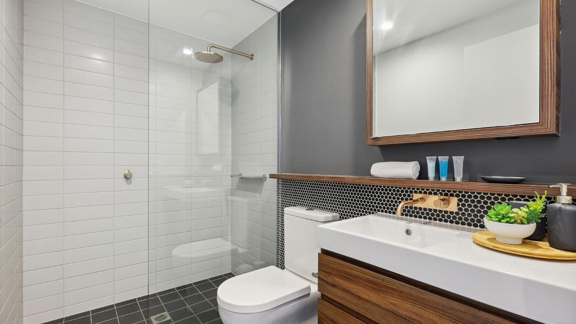 Apartment Chic 2-Bed With Rooftop Pool Overlooking The City *