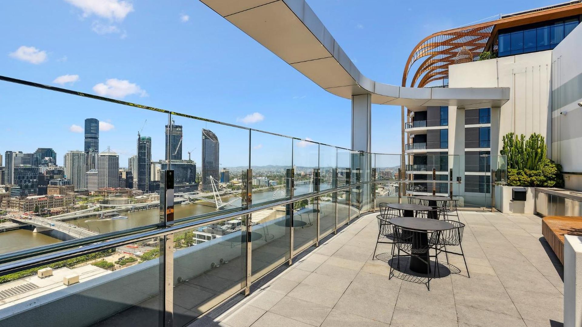 Chic 2-Bed With Rooftop Pool Overlooking The City Apartment *