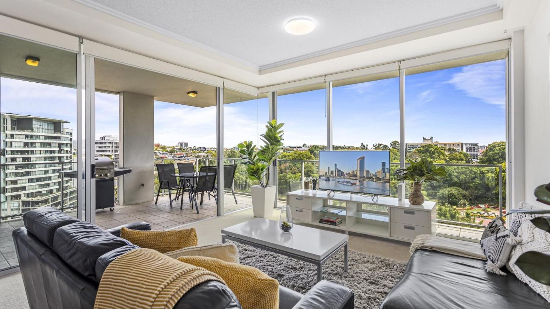 High-floor 2-bed Cbd Unit With Views & Amenities Brisbane
