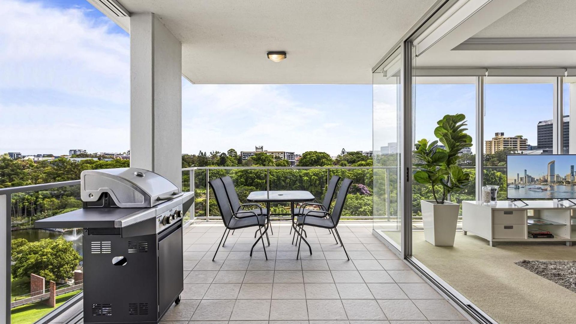 Apartment High-floor 2-bed Cbd Unit With Views & Amenities Brisbane