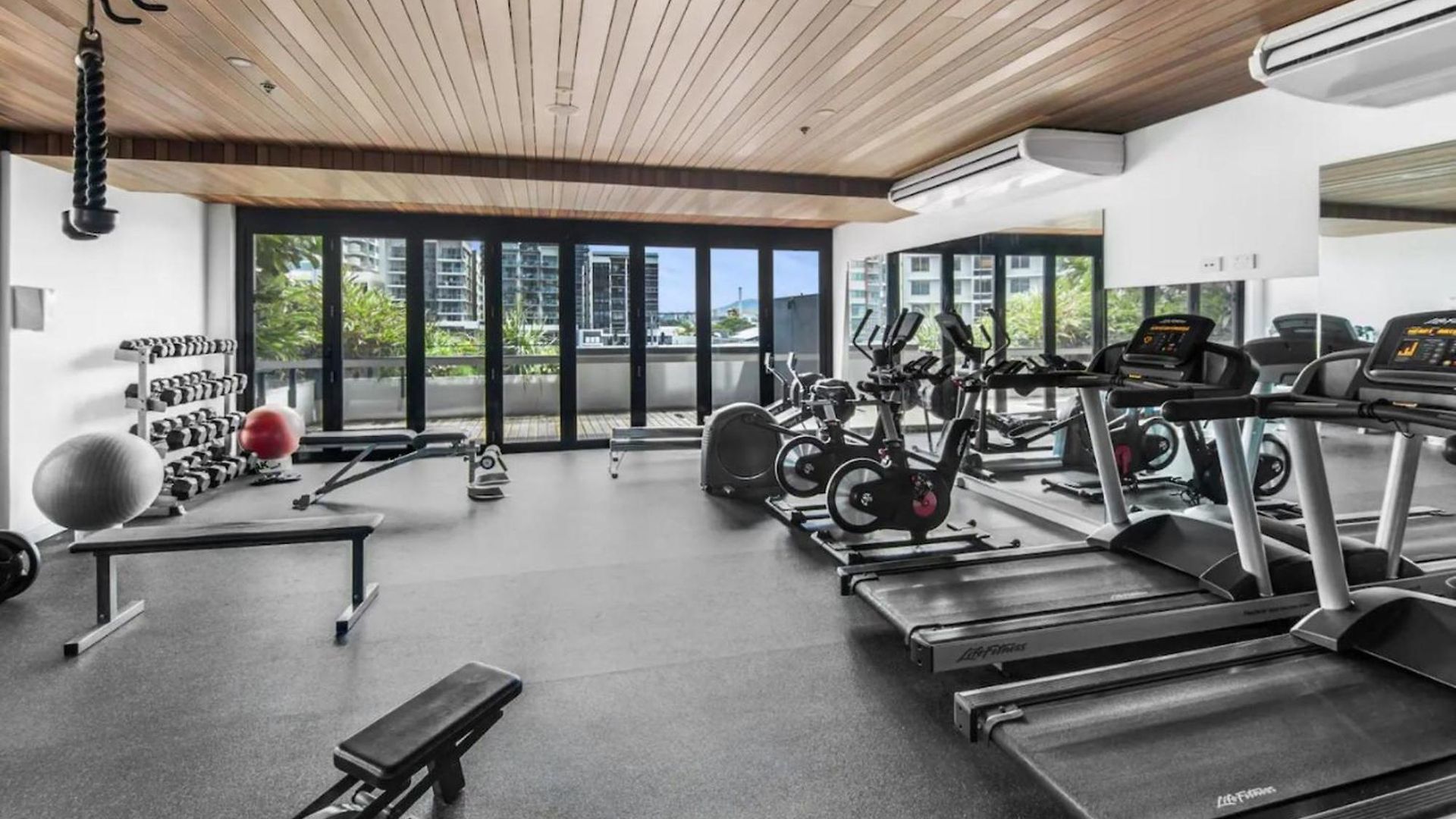 Riverside 2-bed By Brisbane's Landmarks With Pool *