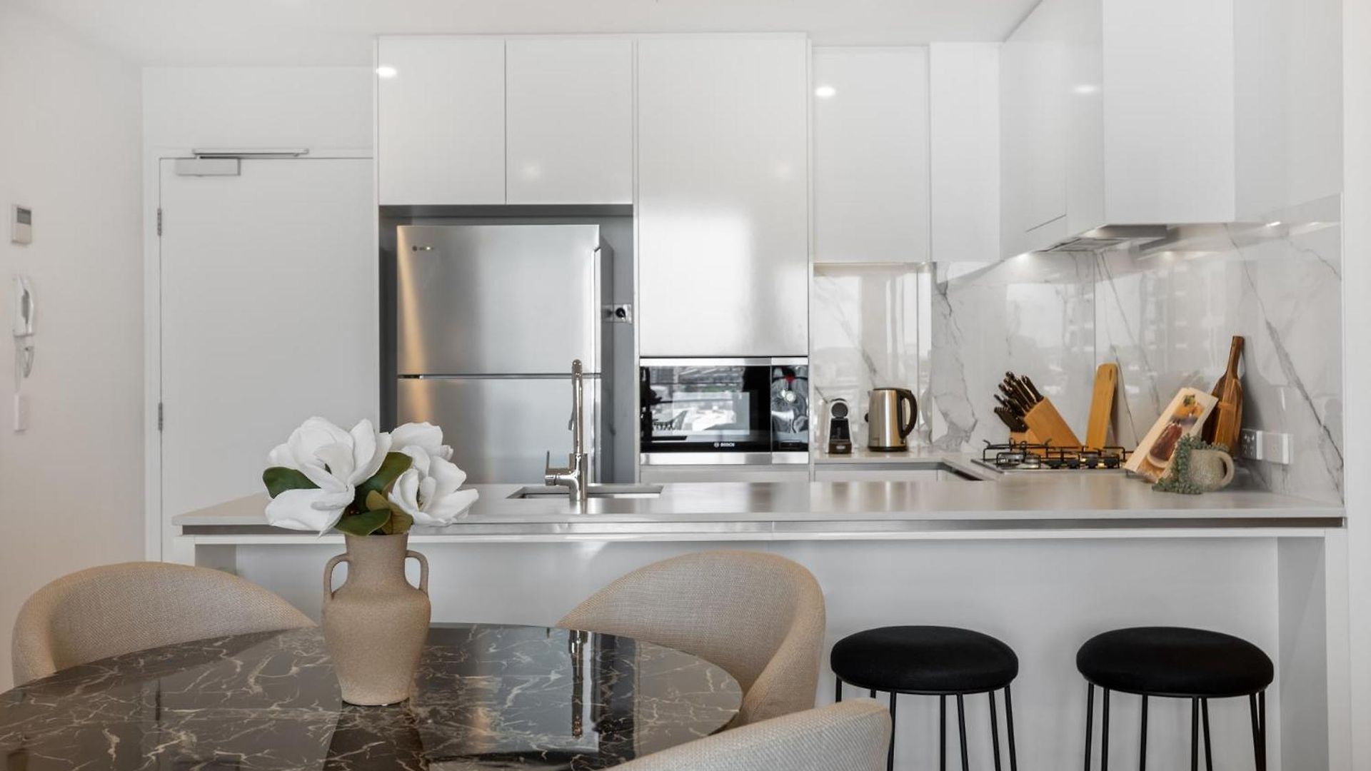 Riverside 2-bed By Brisbane's Landmarks With Pool