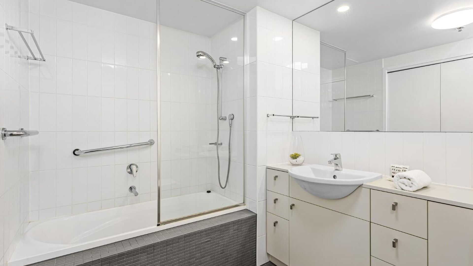 Apartment High-floor 2-bed Cbd Unit With Views & Amenities