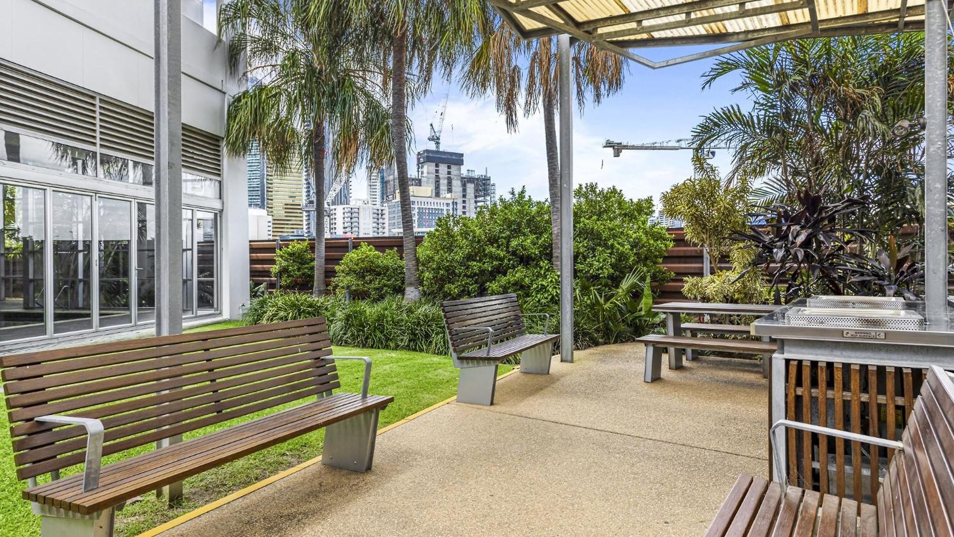 High-floor 2-bed Cbd Unit With Views & Amenities Apartment *