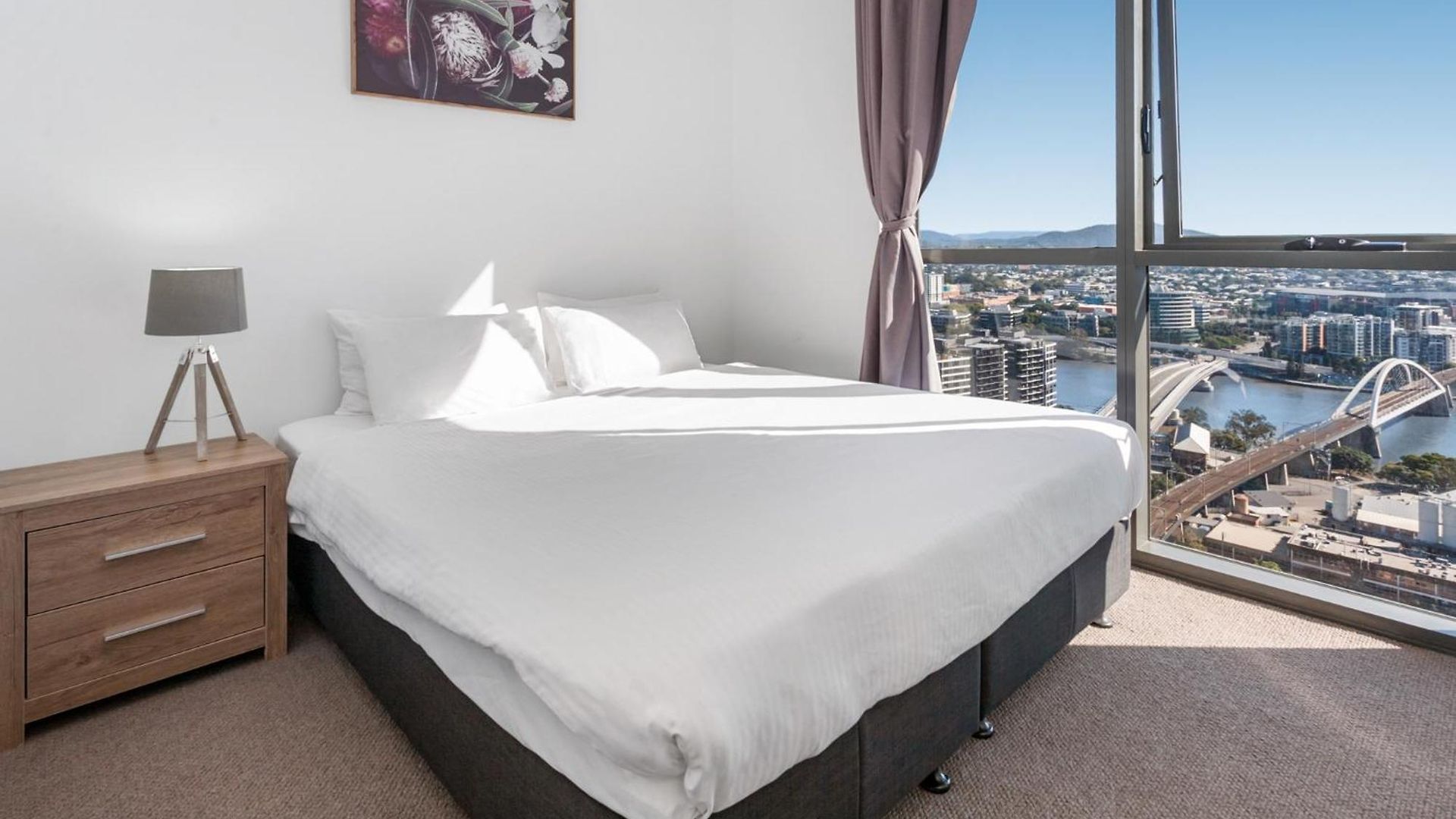 River-view Unit With Rooftop Pool Near Museums *