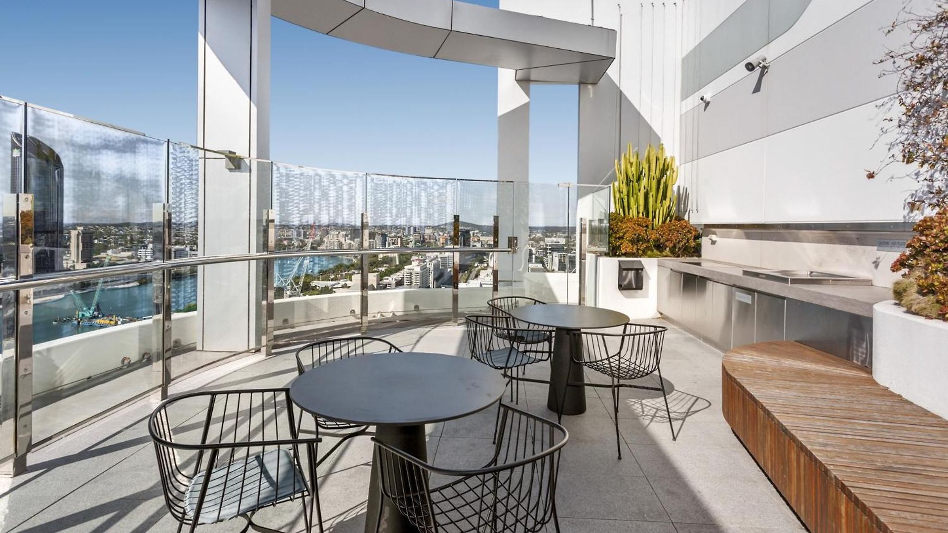 River-view Unit With Rooftop Pool Near Museums Apartment
