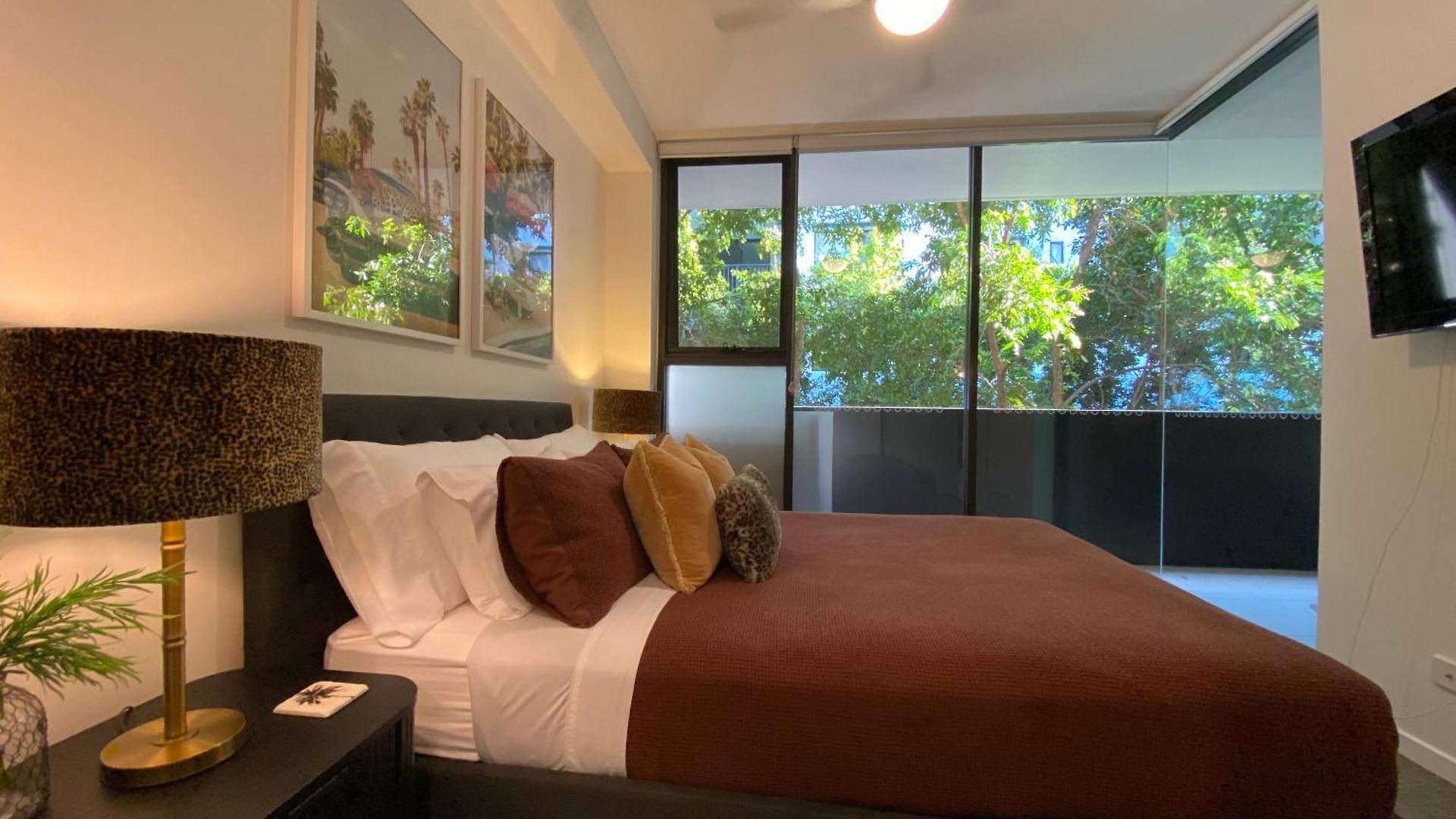 Urban Retreat - Shared With Queen Bed And Private Ensuite *