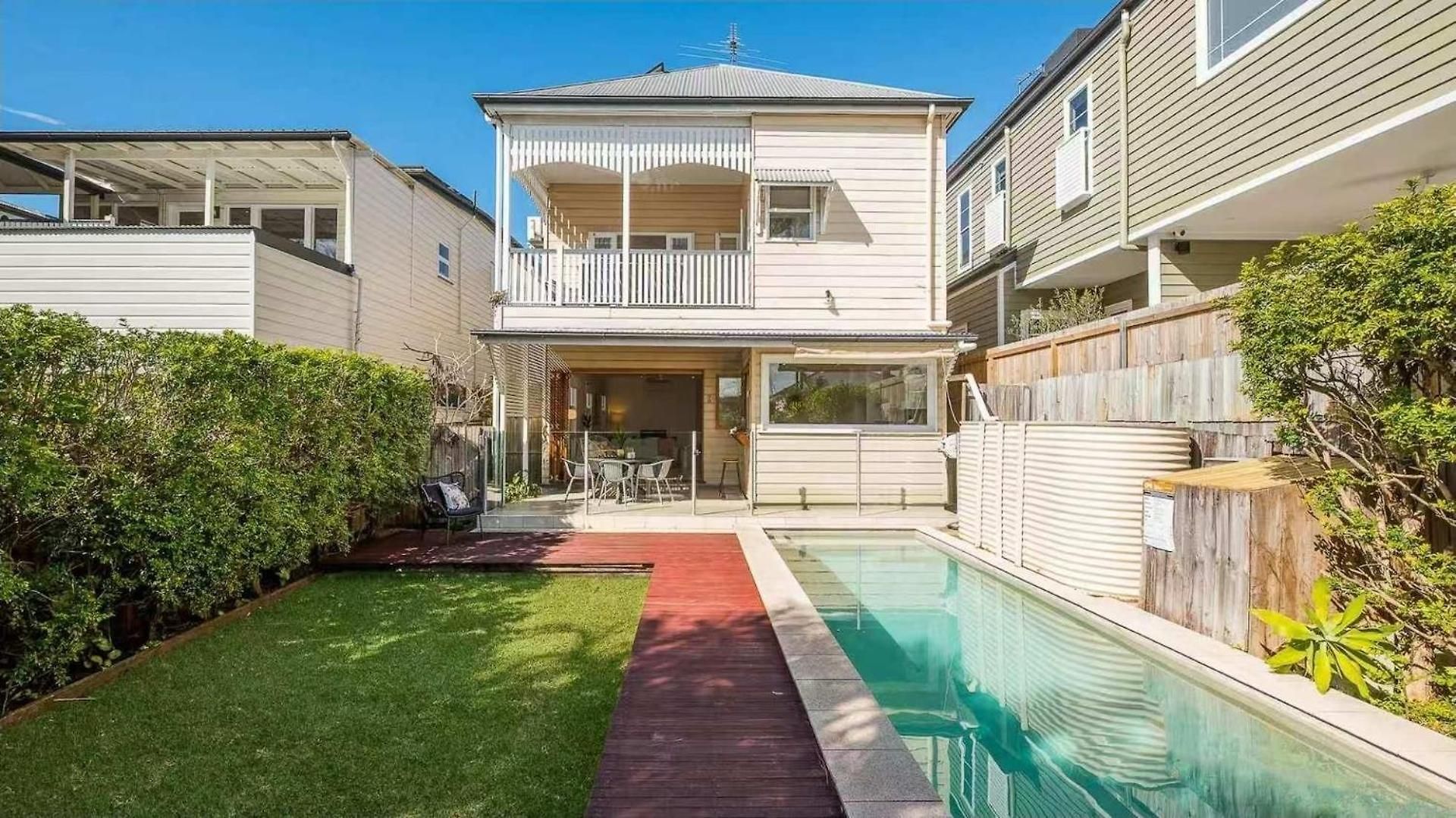 East Federation-style Pool Holiday home