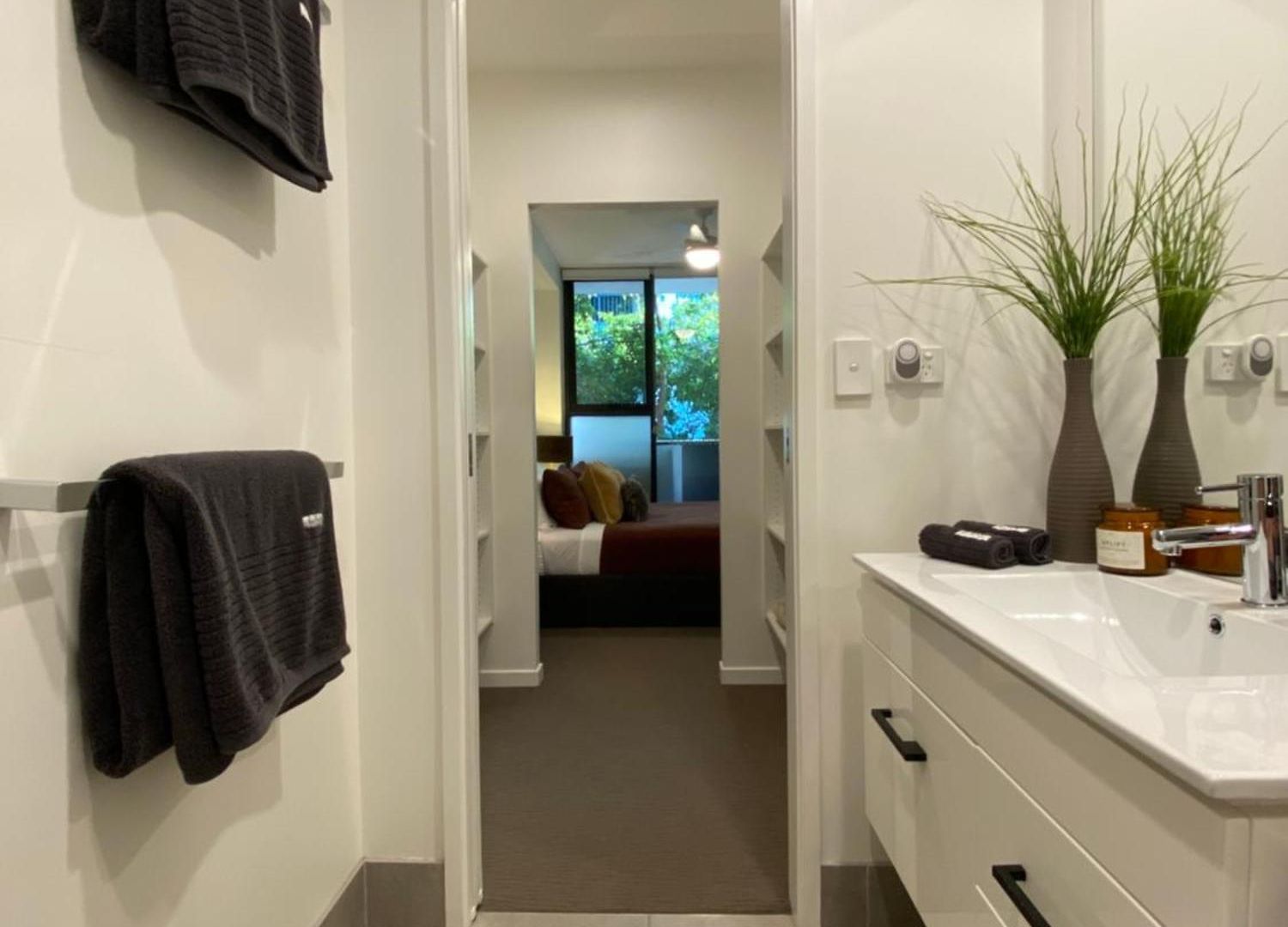 Urban Retreat - Shared With Queen Bed And Private Ensuite