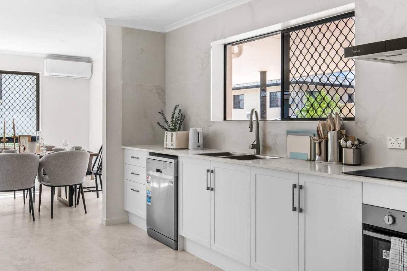Modern Family Escape In Rochedale Pool And Comfort Holiday home