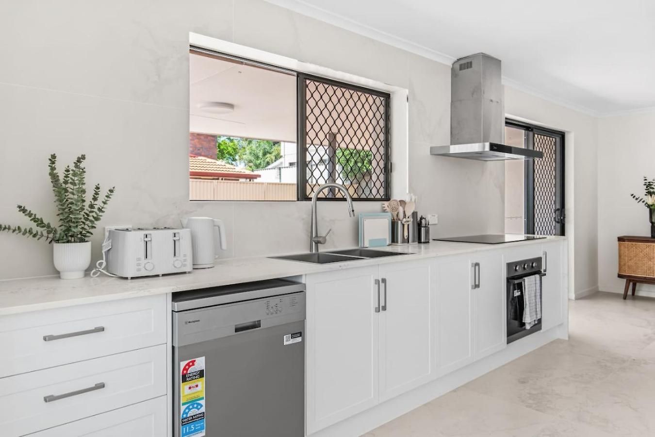Modern Family Escape In Rochedale Pool And Comfort