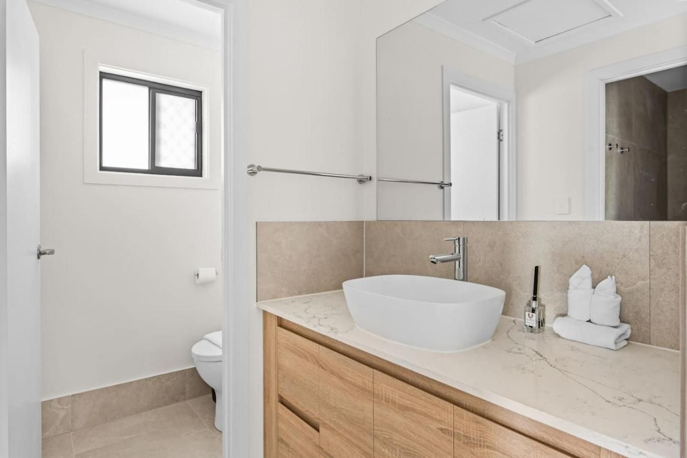 Modern Family Escape In Rochedale Pool And Comfort Holiday home