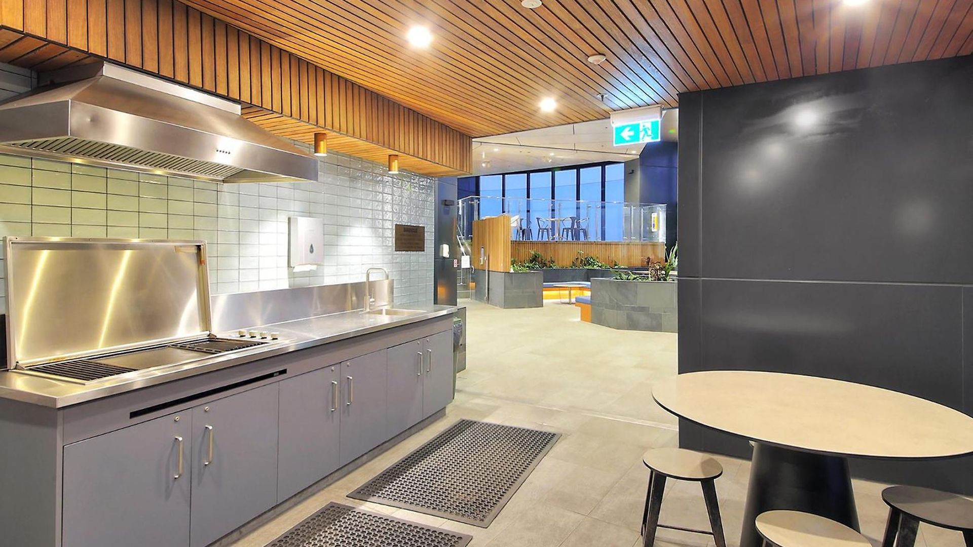 A Gallery In The Sky! Balcony, Pool And Parking At Skytower Level 33 Views In Brisbane! Apartment