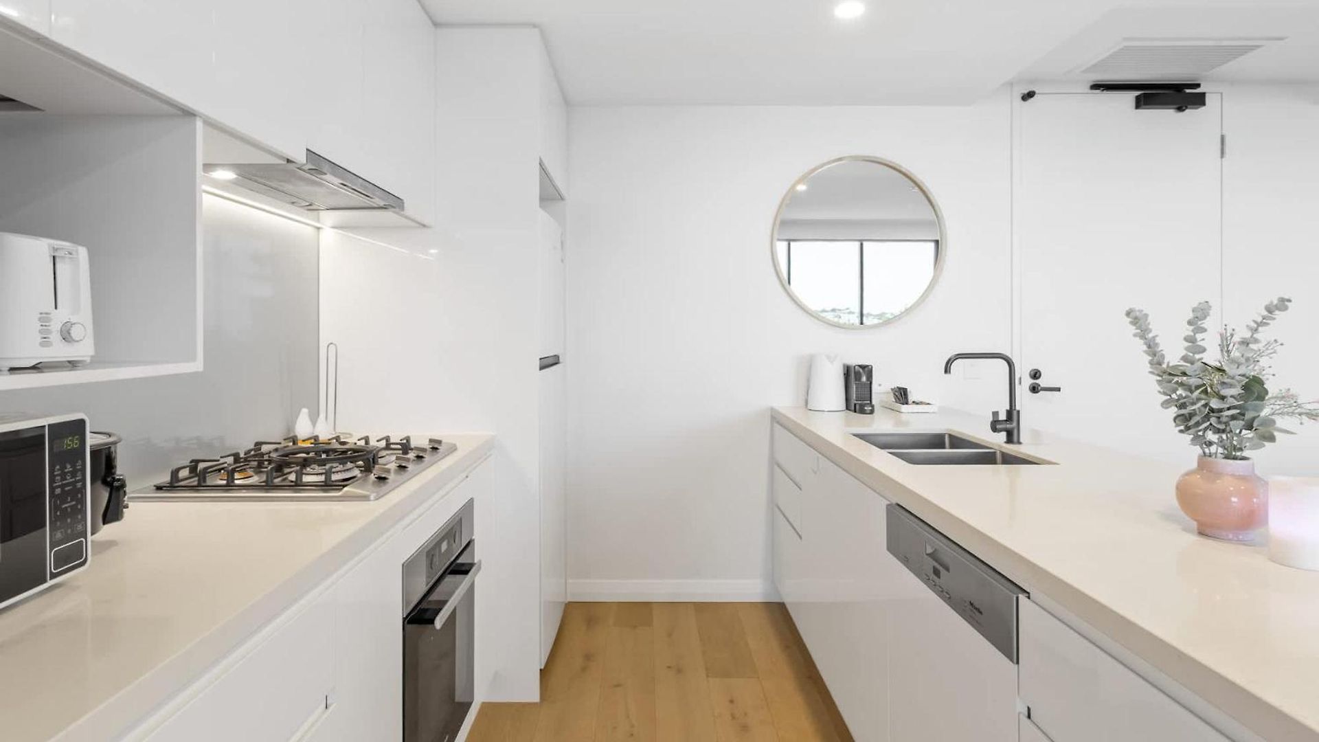Modern 2br - Views & Pool & Free Parking
