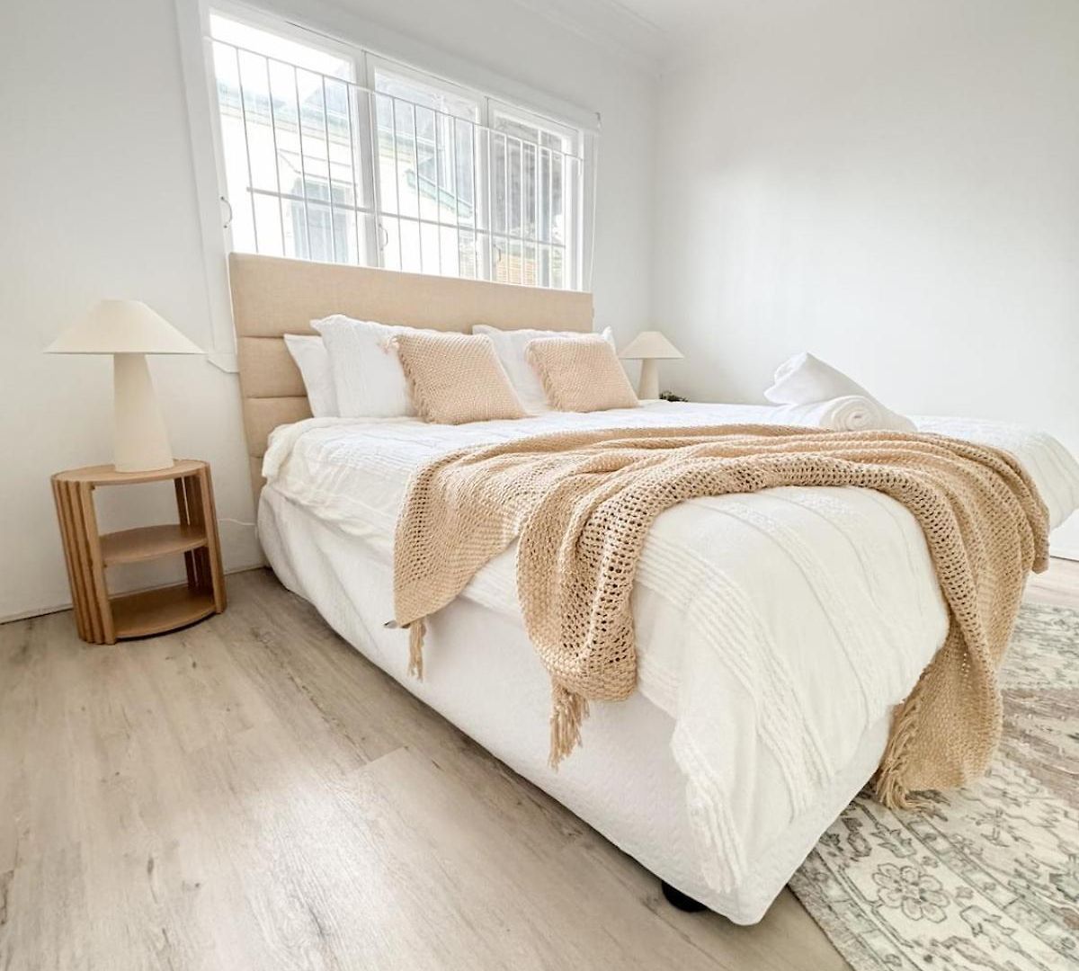 Cbd - 2br - Sleeps 6 - Snacks Wifi - Parking Apartment *