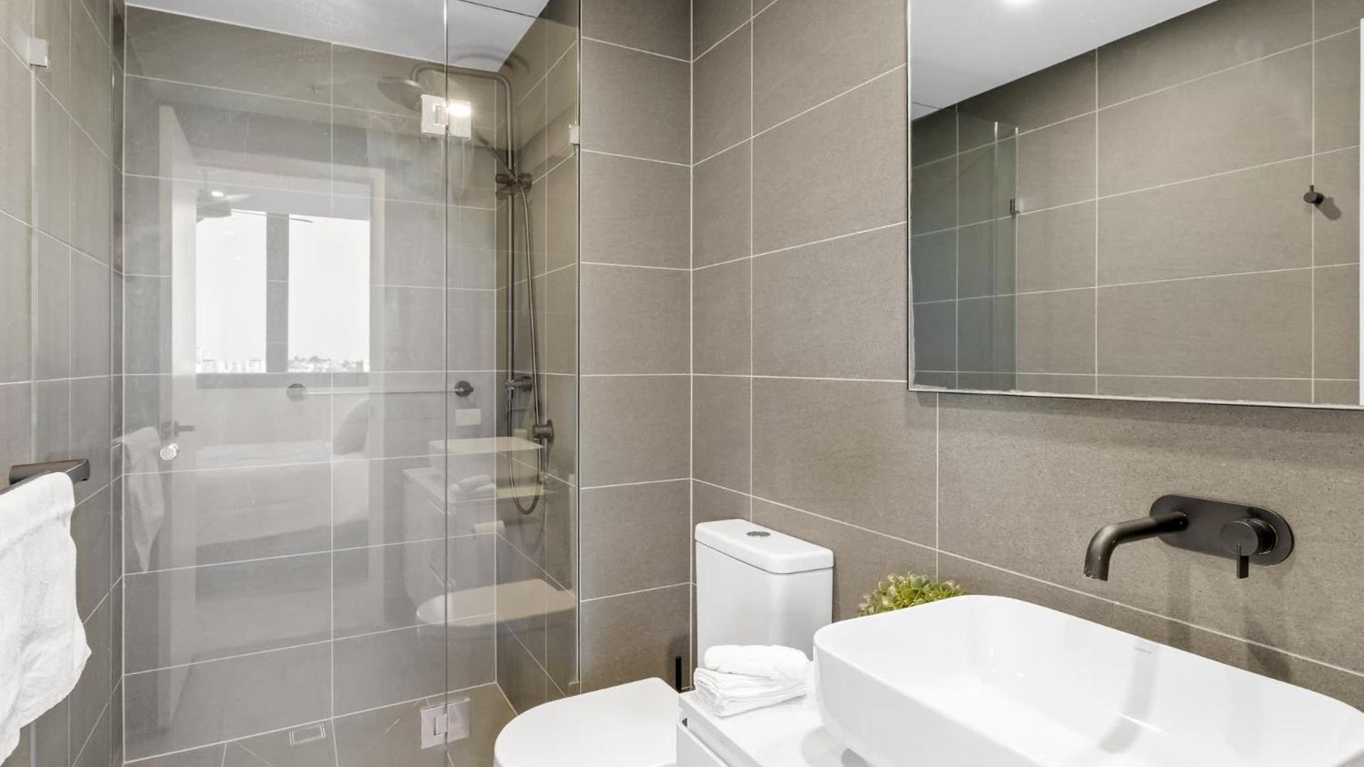 Modern 2br - Views & Pool & Free Parking *