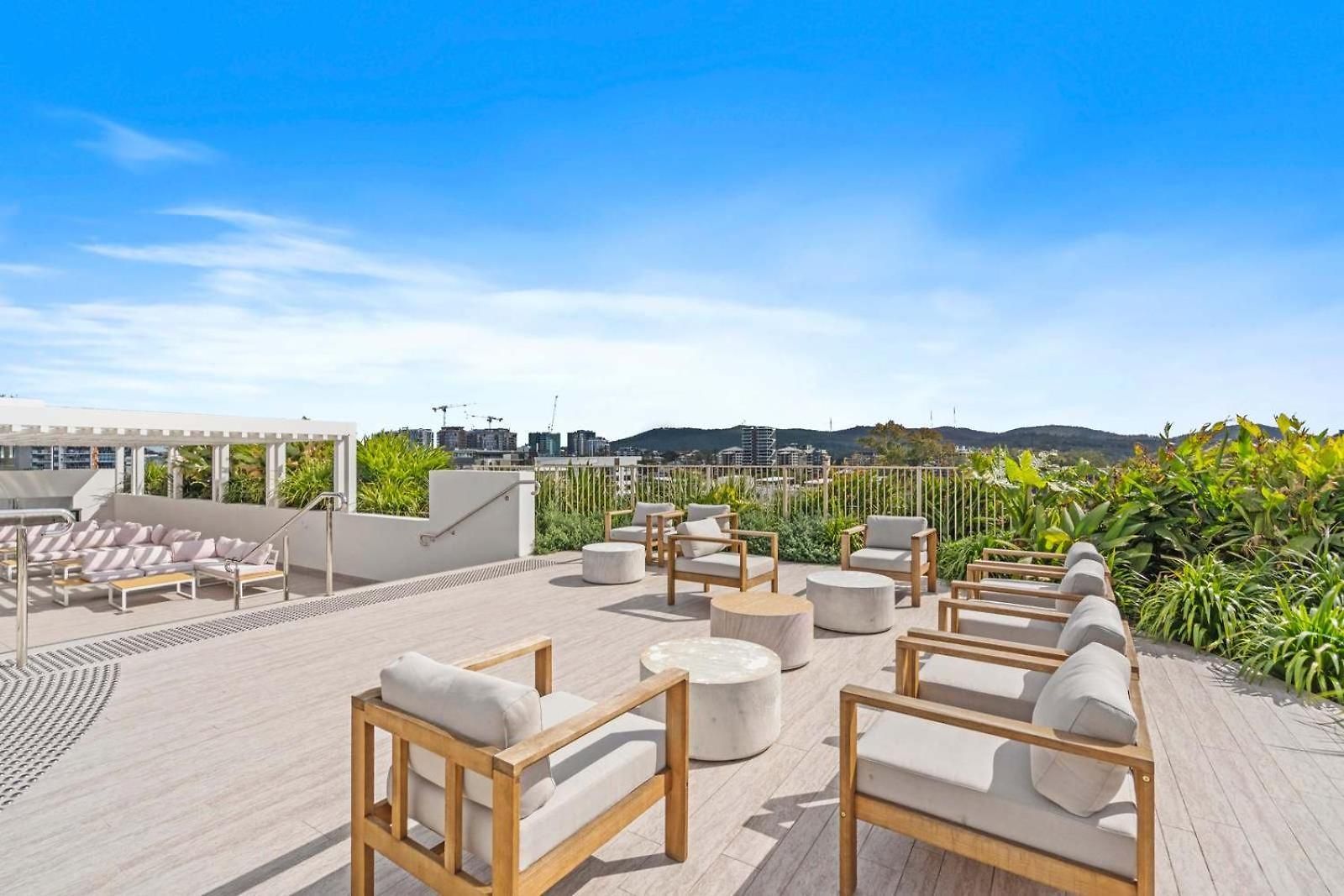 Stunning Helia Sanctuary - West End With Parking Apartment