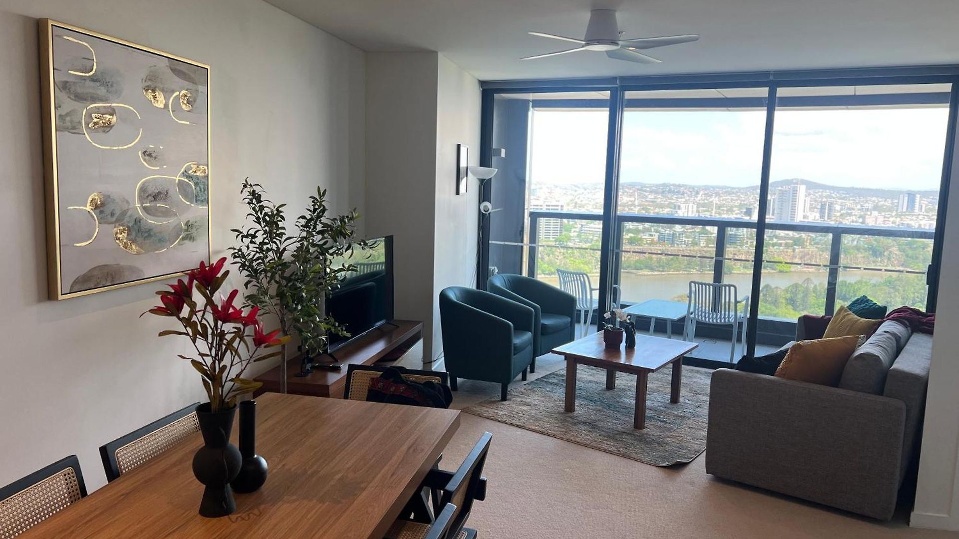 A Gallery In The Sky! Balcony, Pool And Parking At Skytower Level 33 Views In Brisbane! *